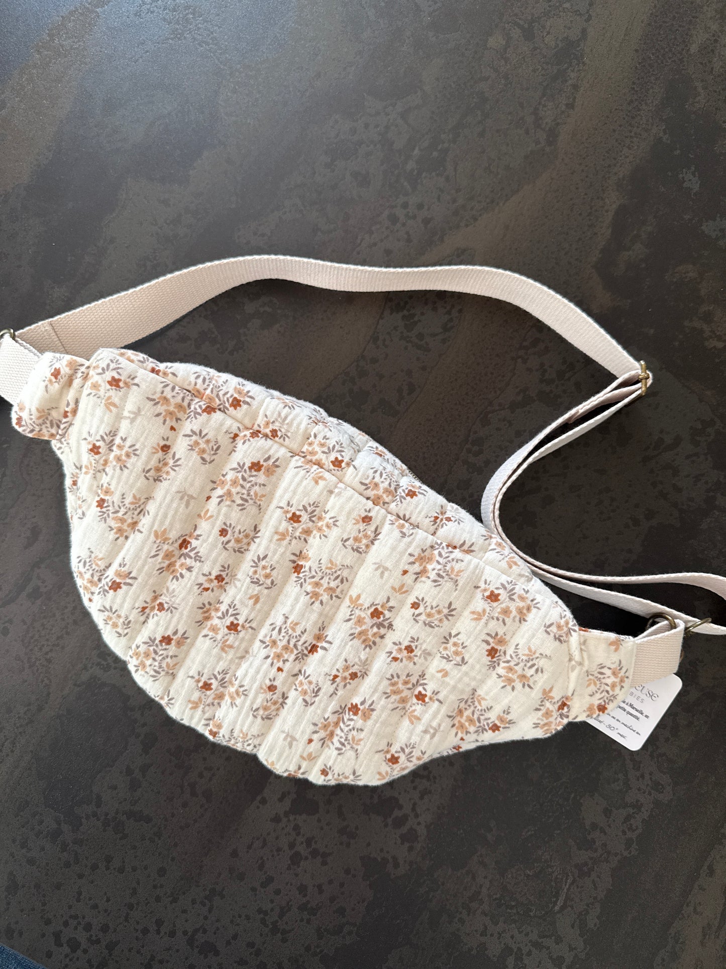 Sac banane en gaze de coton beige fleurie