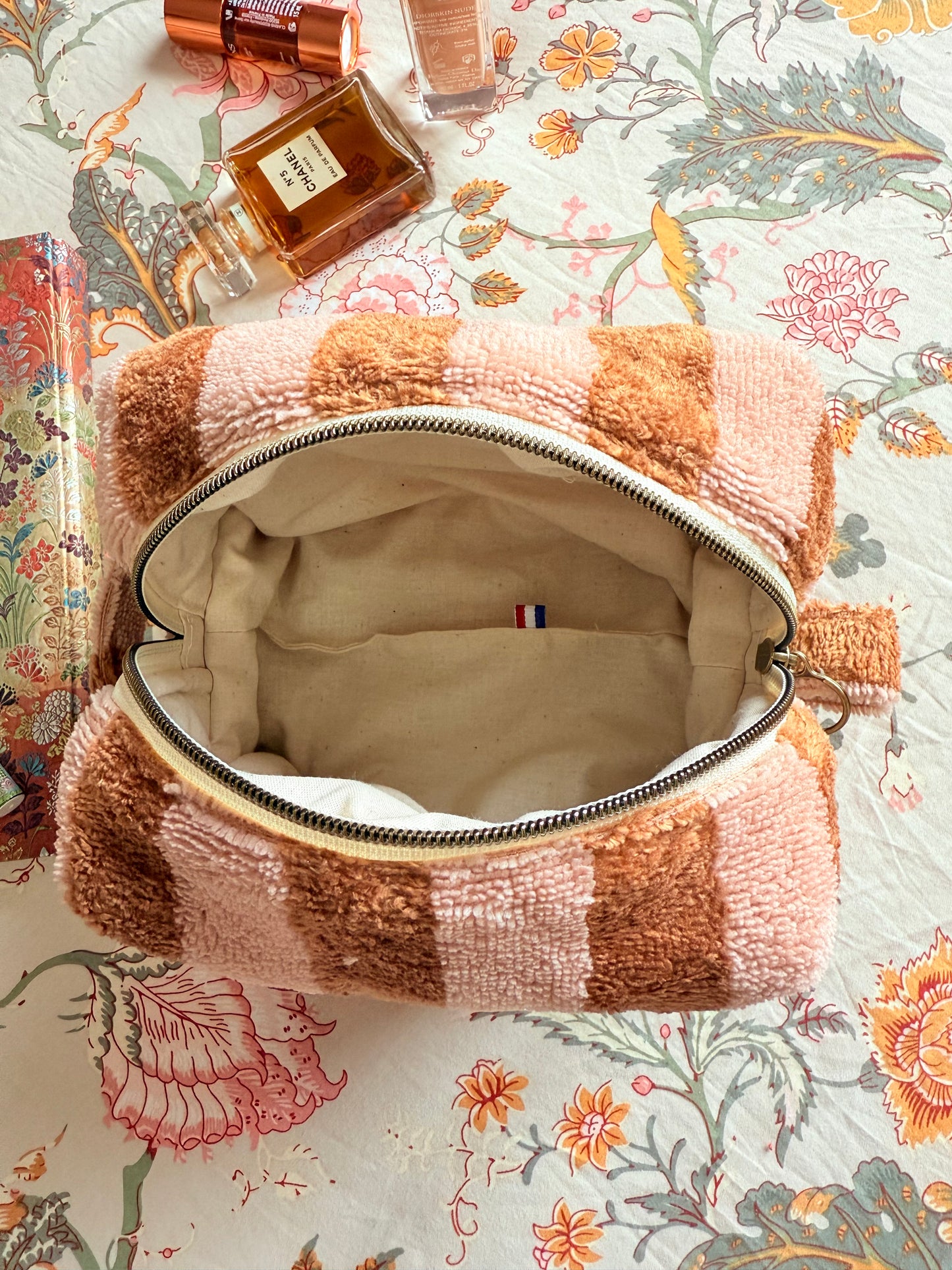 Trousse en éponge rayée