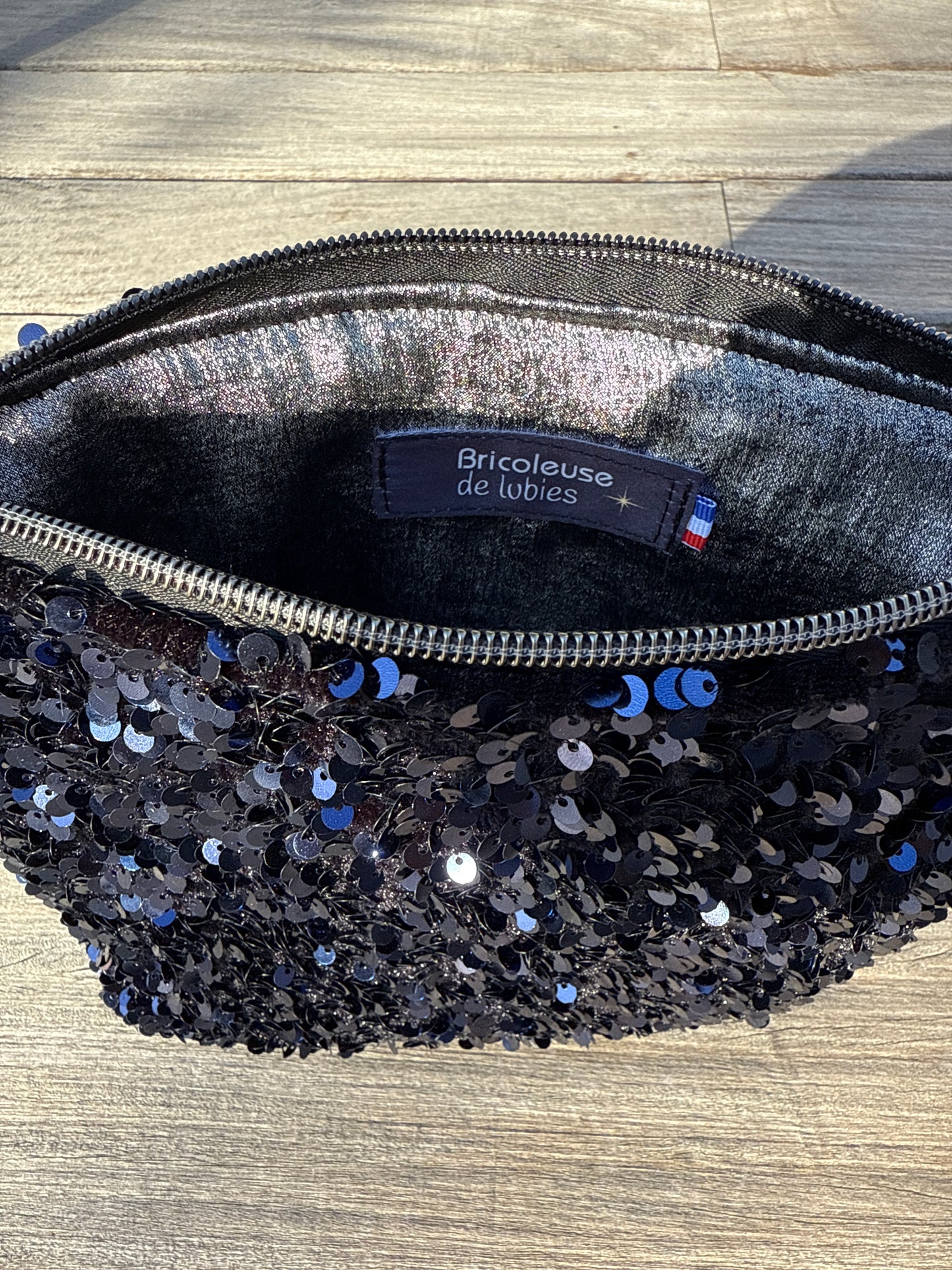 Pochettes sequins bleus avec boucles couleur argent