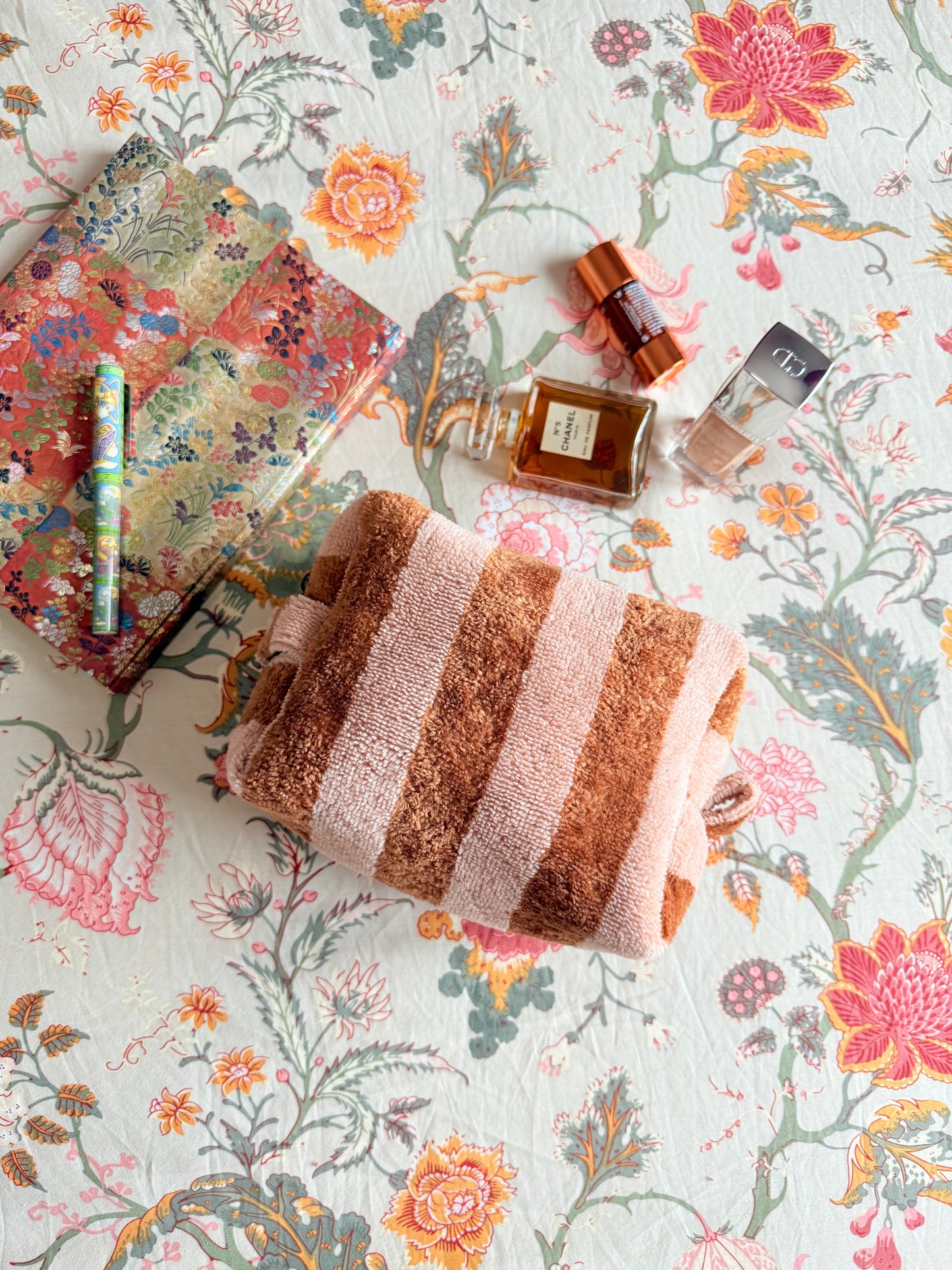 Trousse en éponge rayée