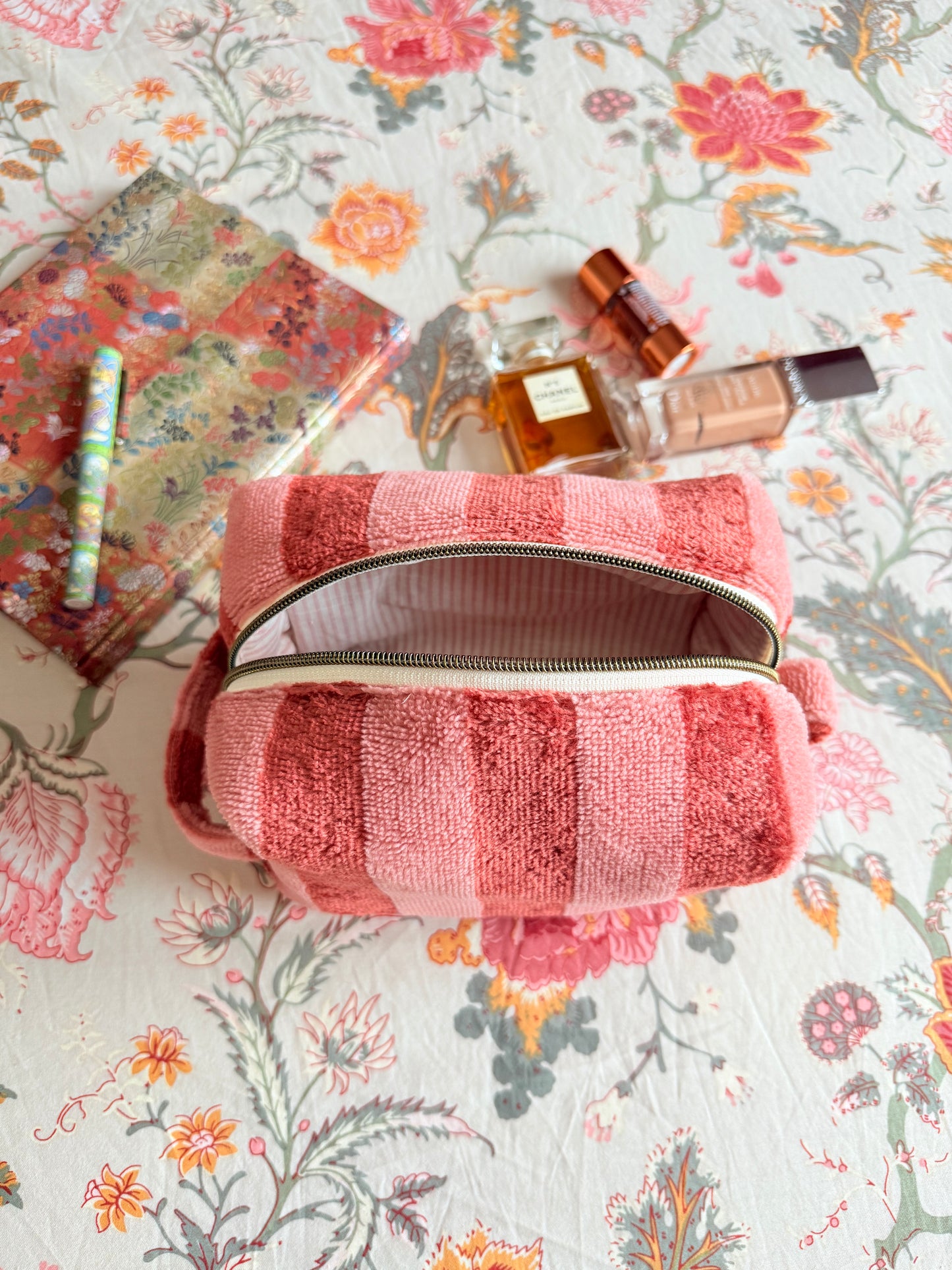Trousse en éponge rayée