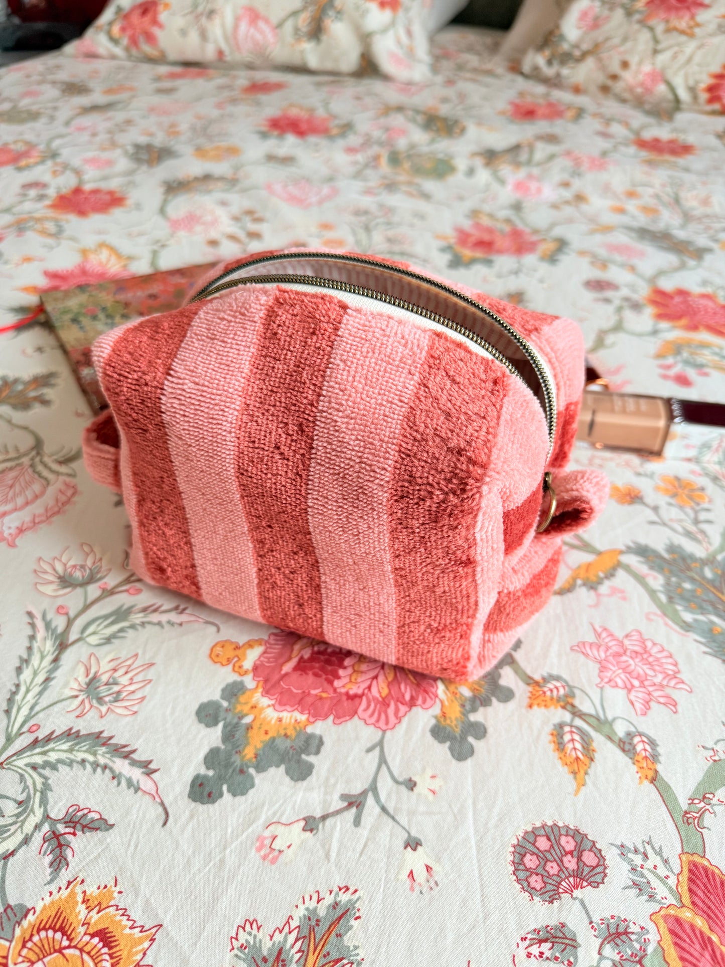 Trousse en éponge rayée