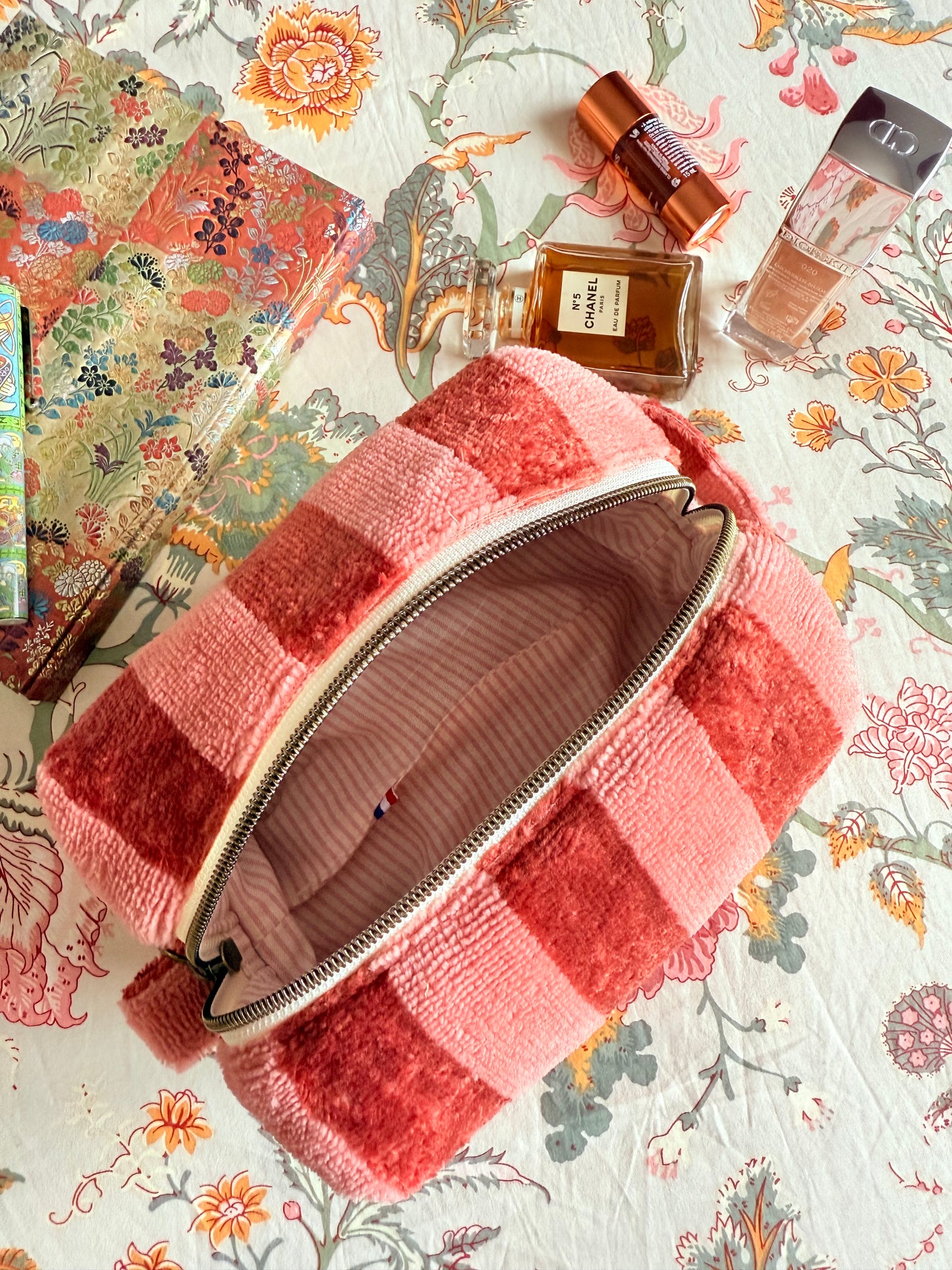 Trousse en éponge rayée