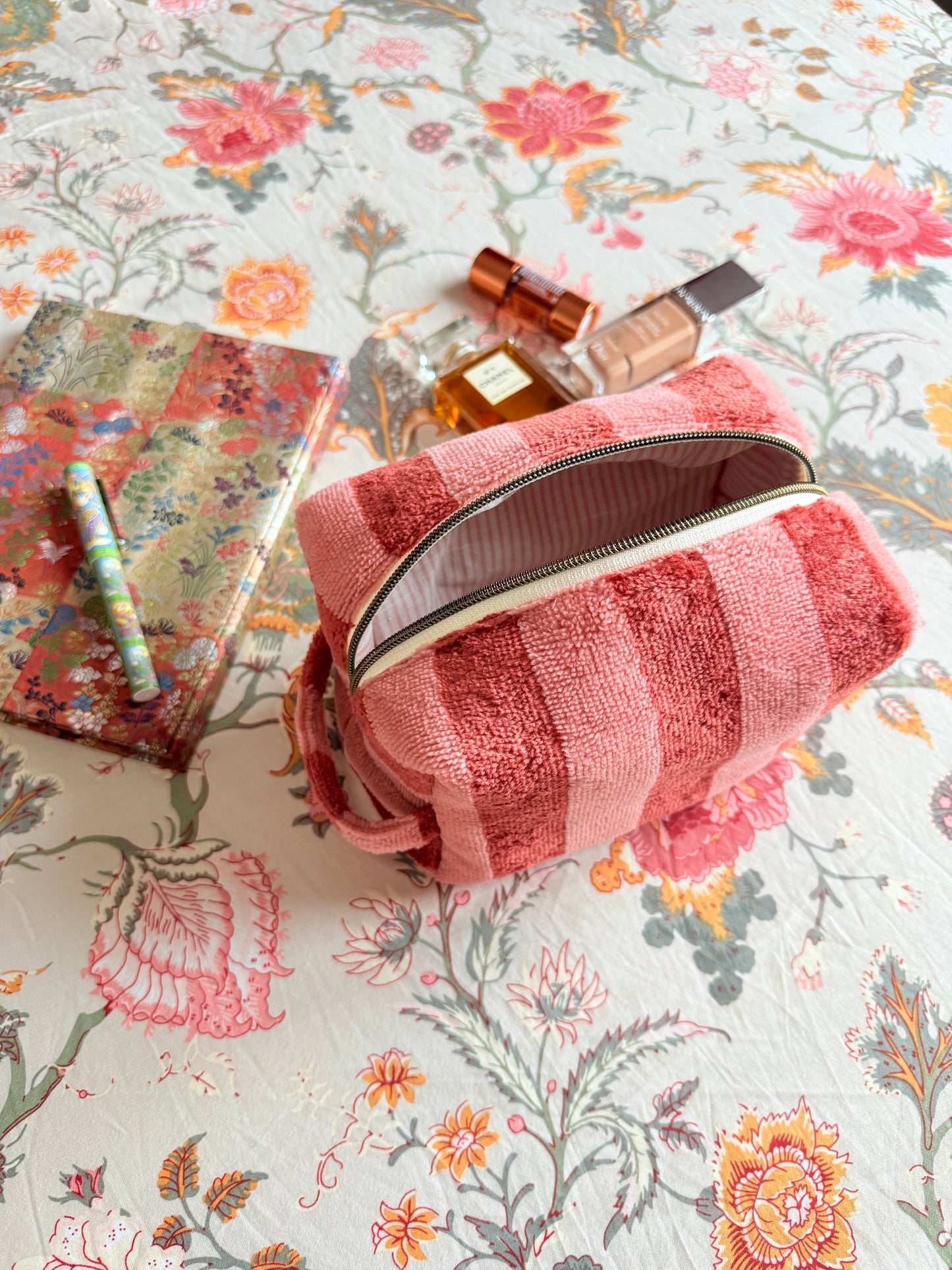 Trousse en éponge rayée