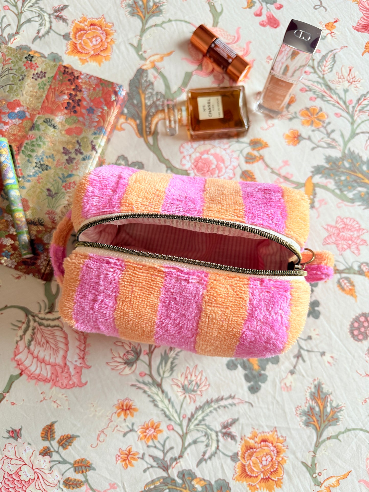 Trousse en éponge rayée