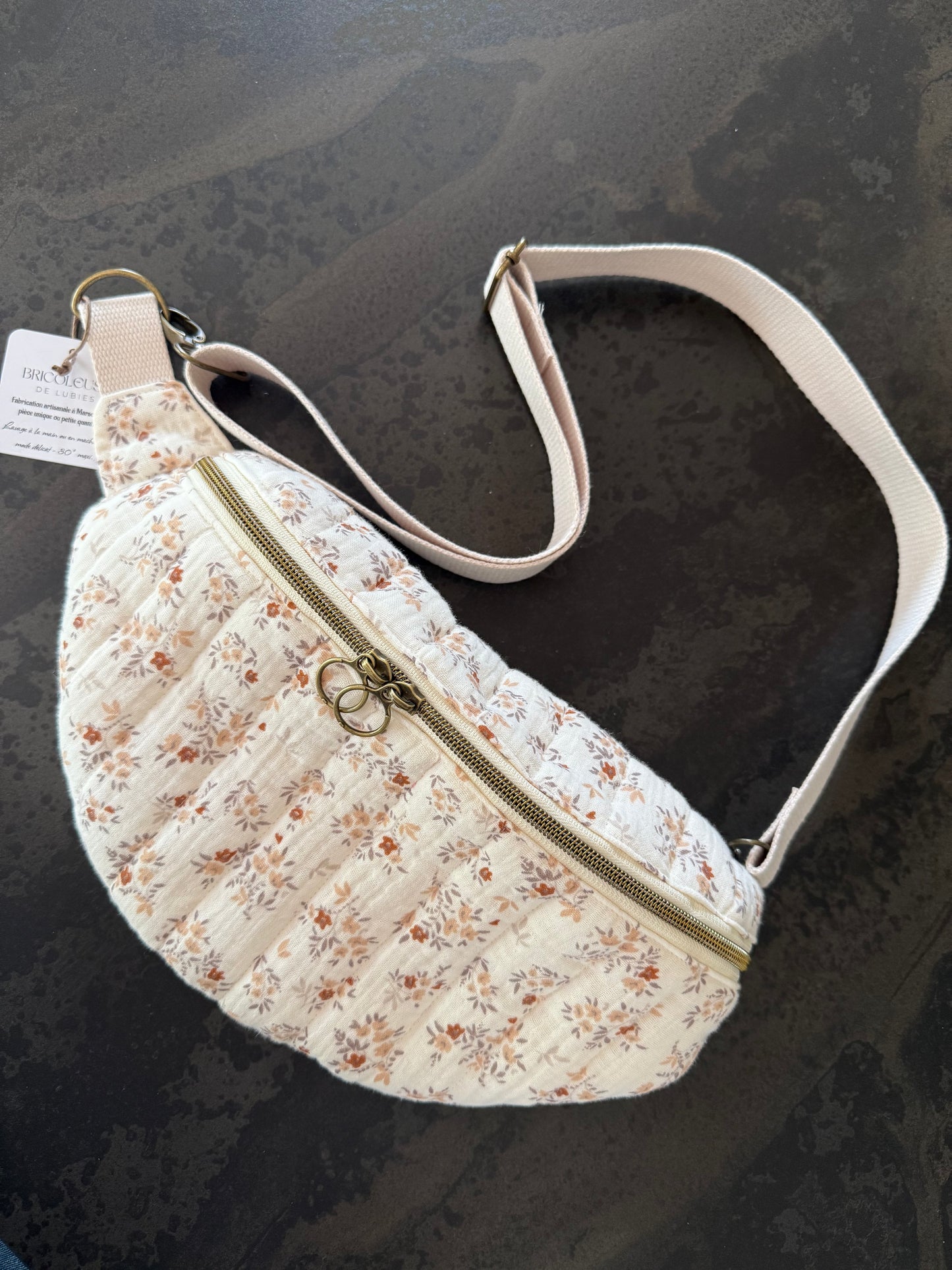 Sac banane en gaze de coton beige fleurie