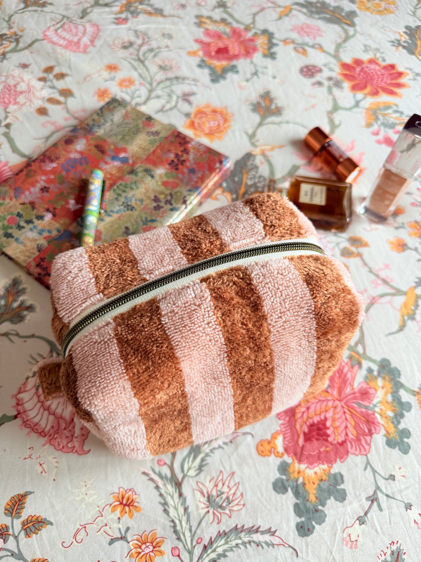 Trousse en éponge rayée