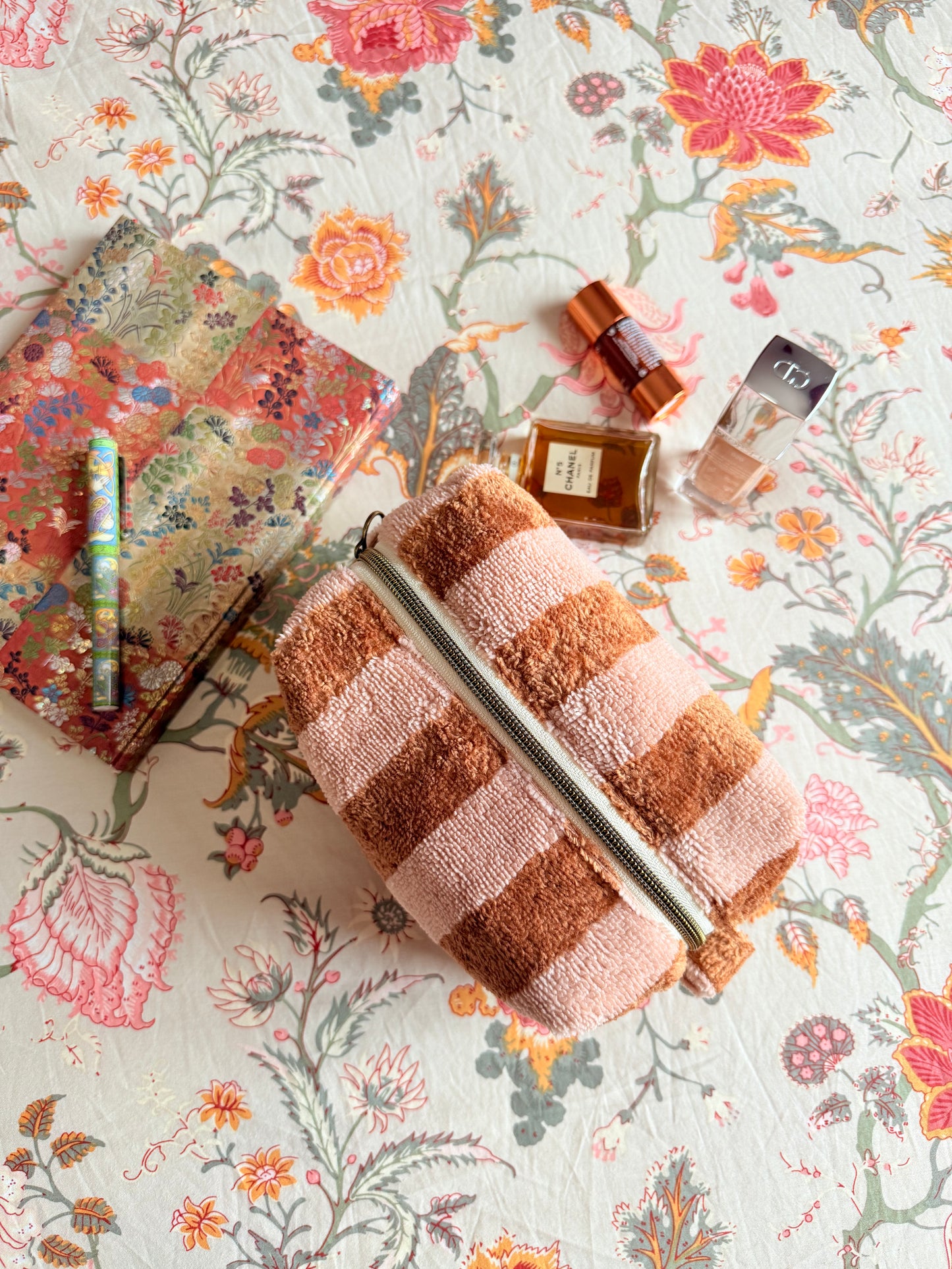 Trousse en éponge rayée