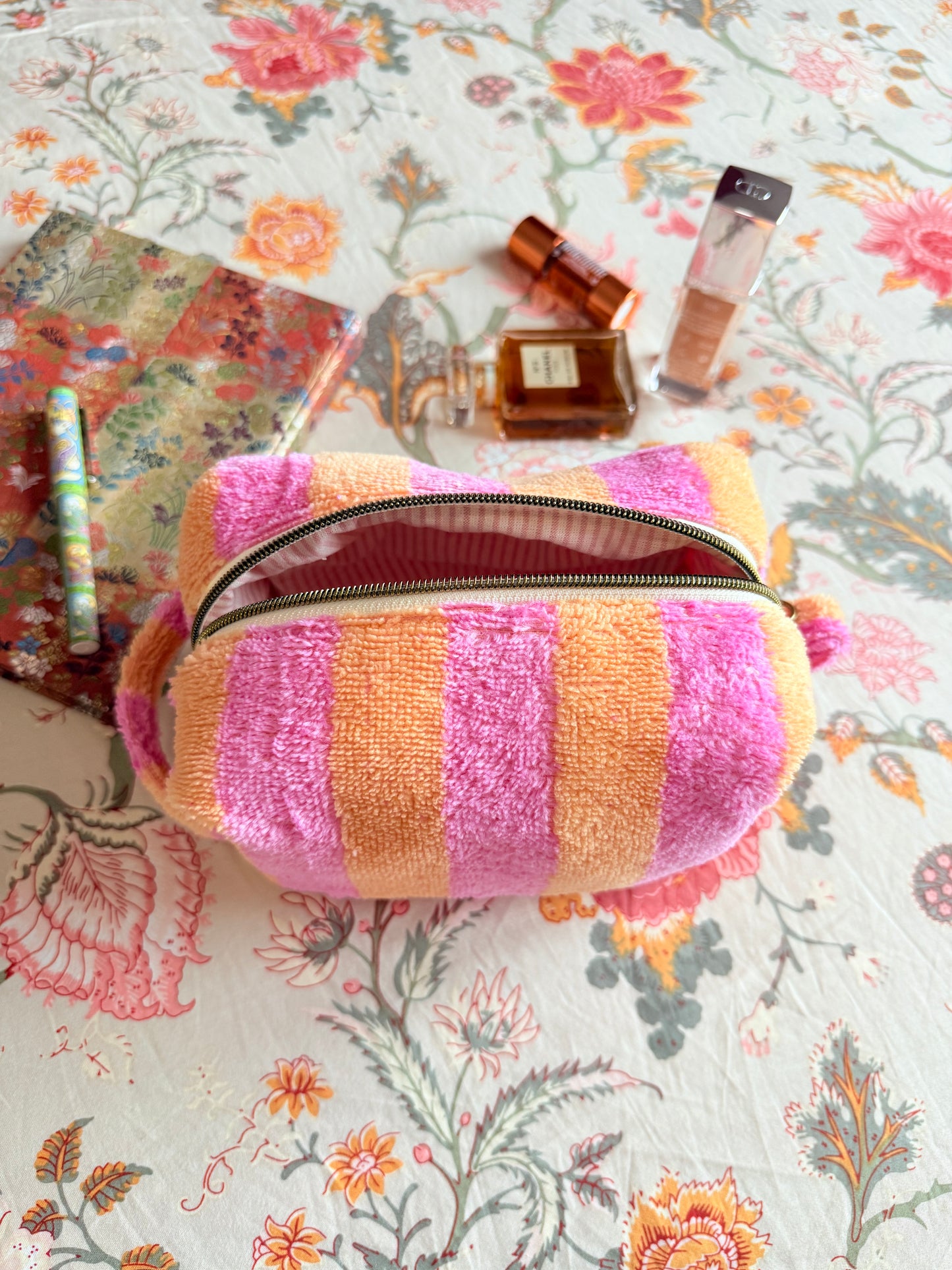 Trousse en éponge rayée