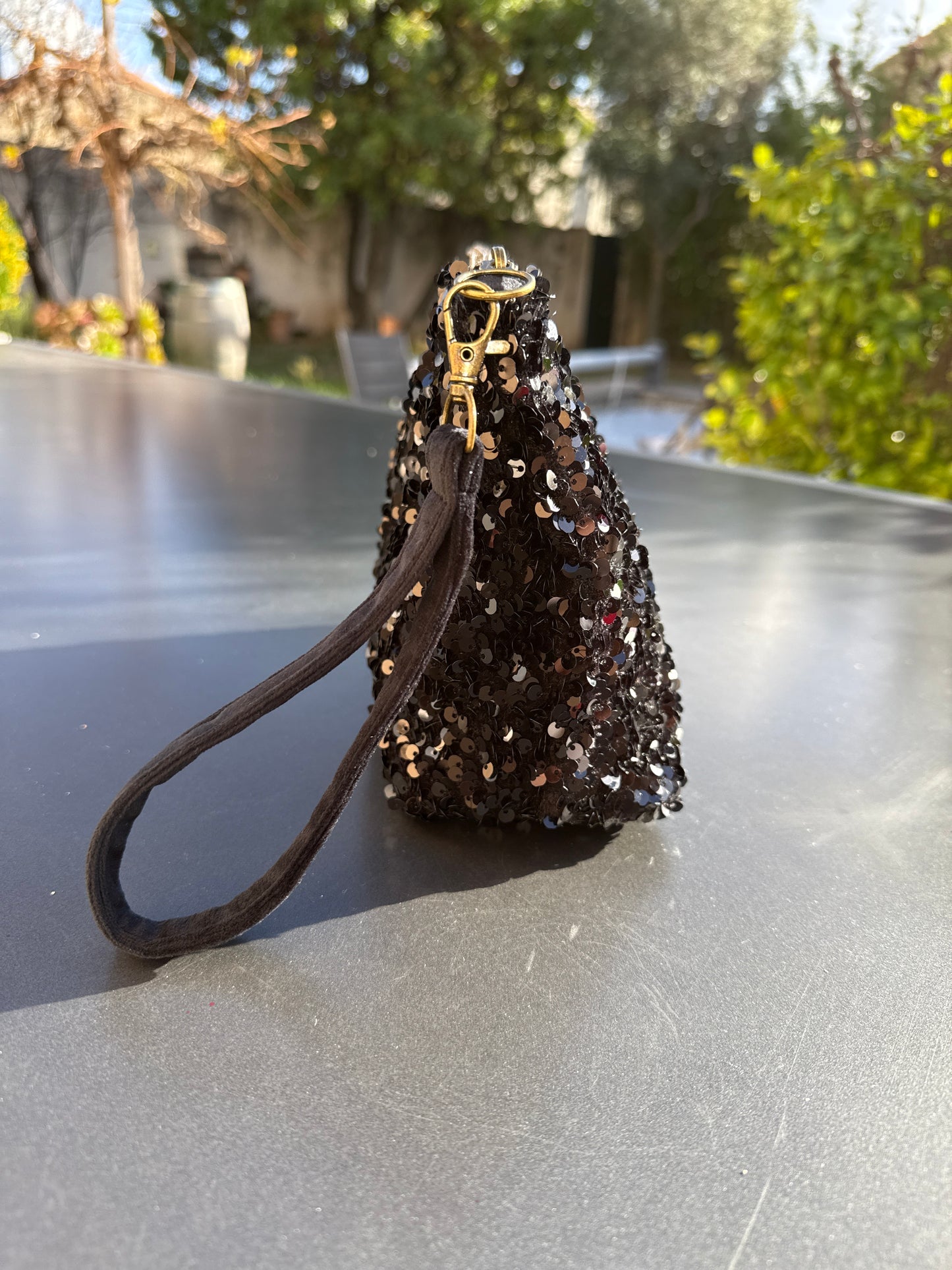 Pochette sequins noirs avec boucle Viel or