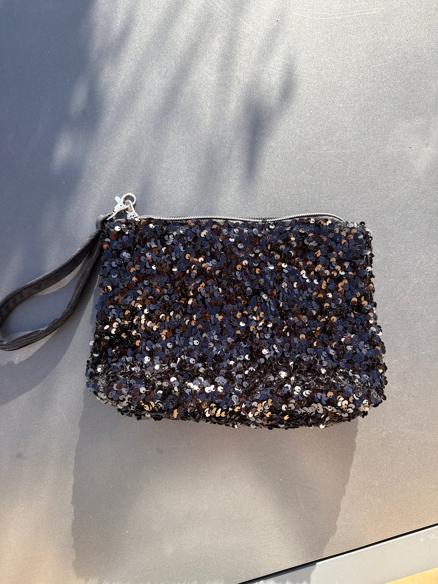Pochettes sequins noirs avec boucles couleur argent