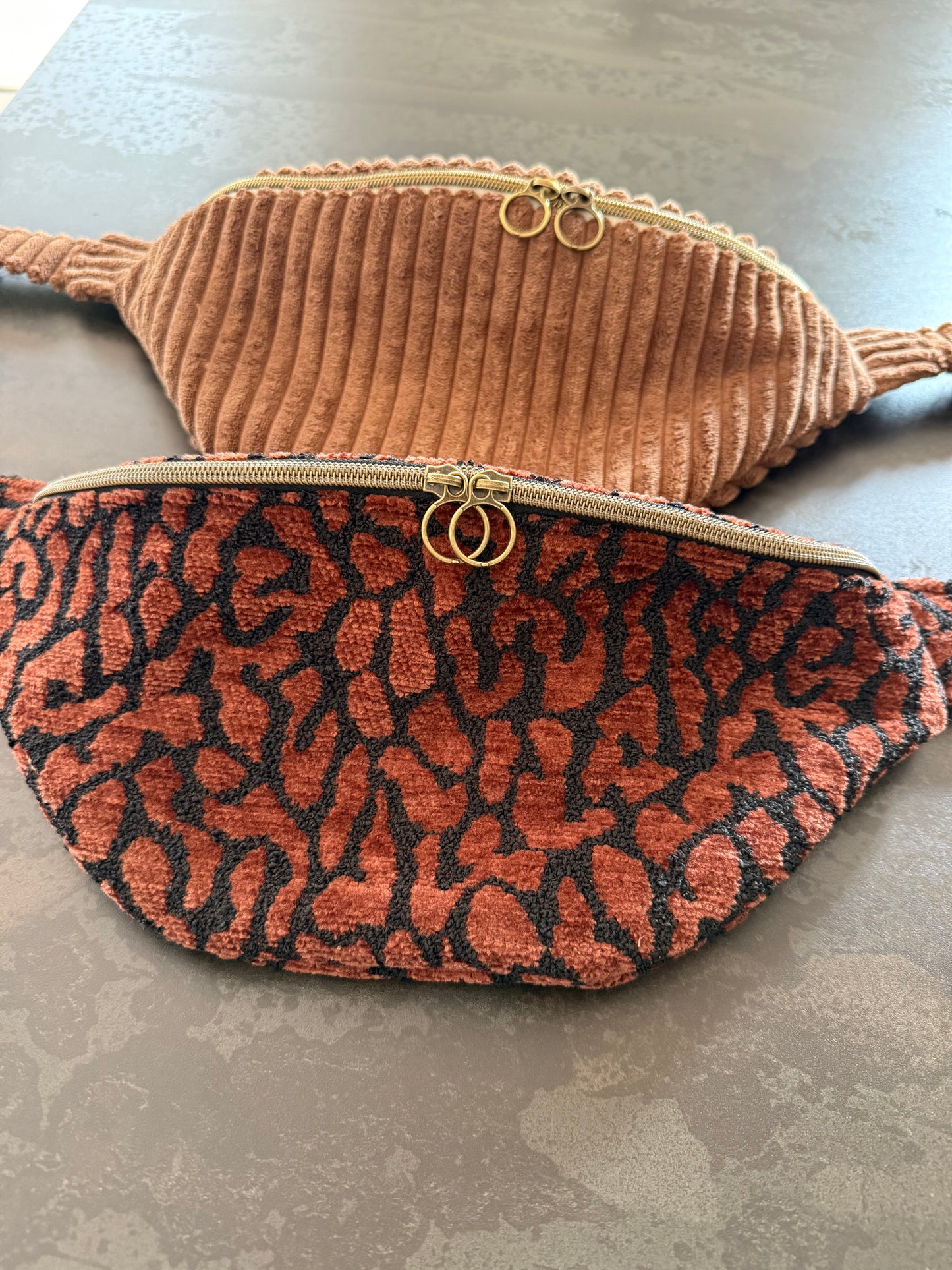 Sac banane velours imprimé léopard