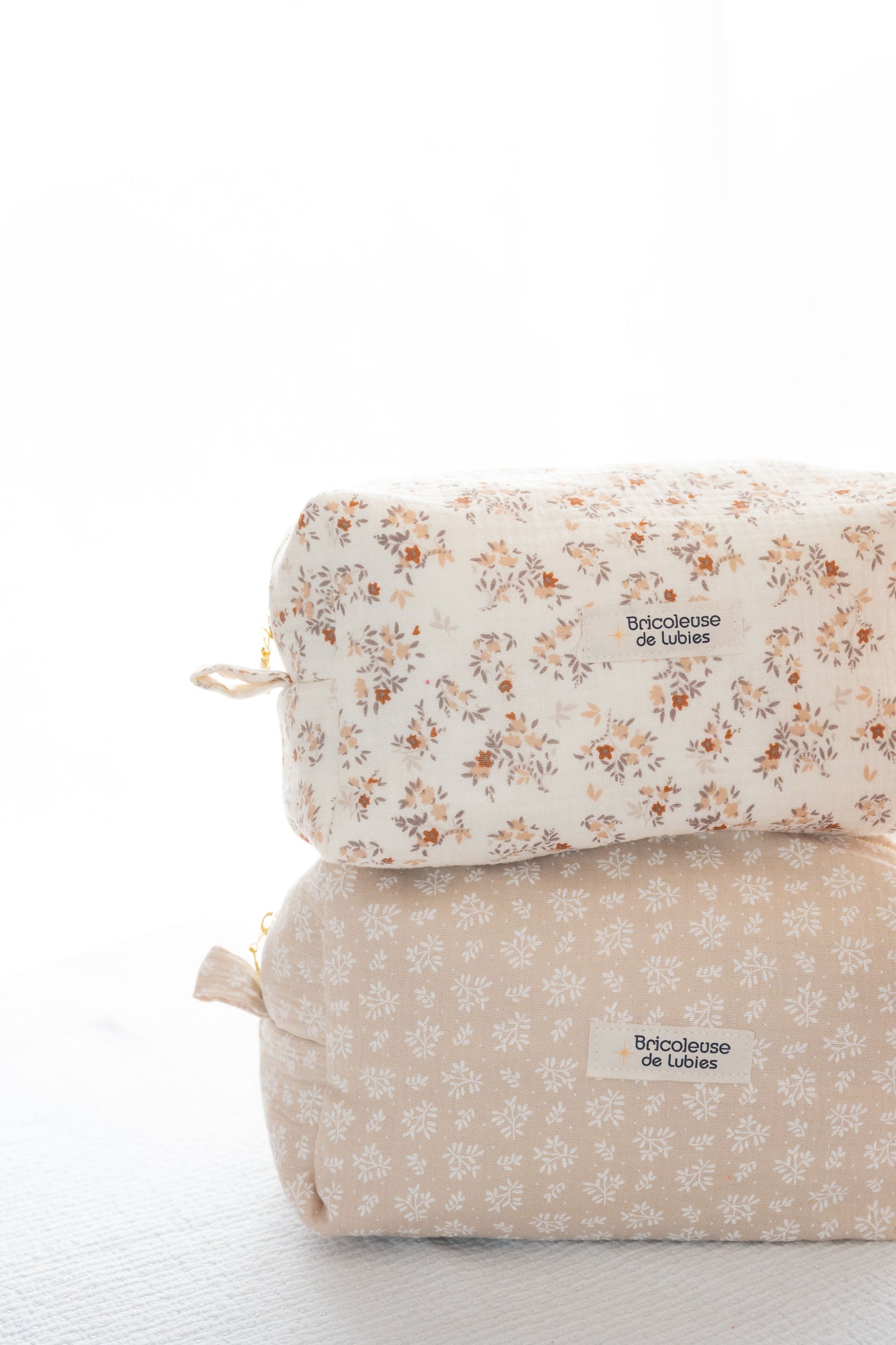 Trousse gaze de coton beige et petites feuilles blanches