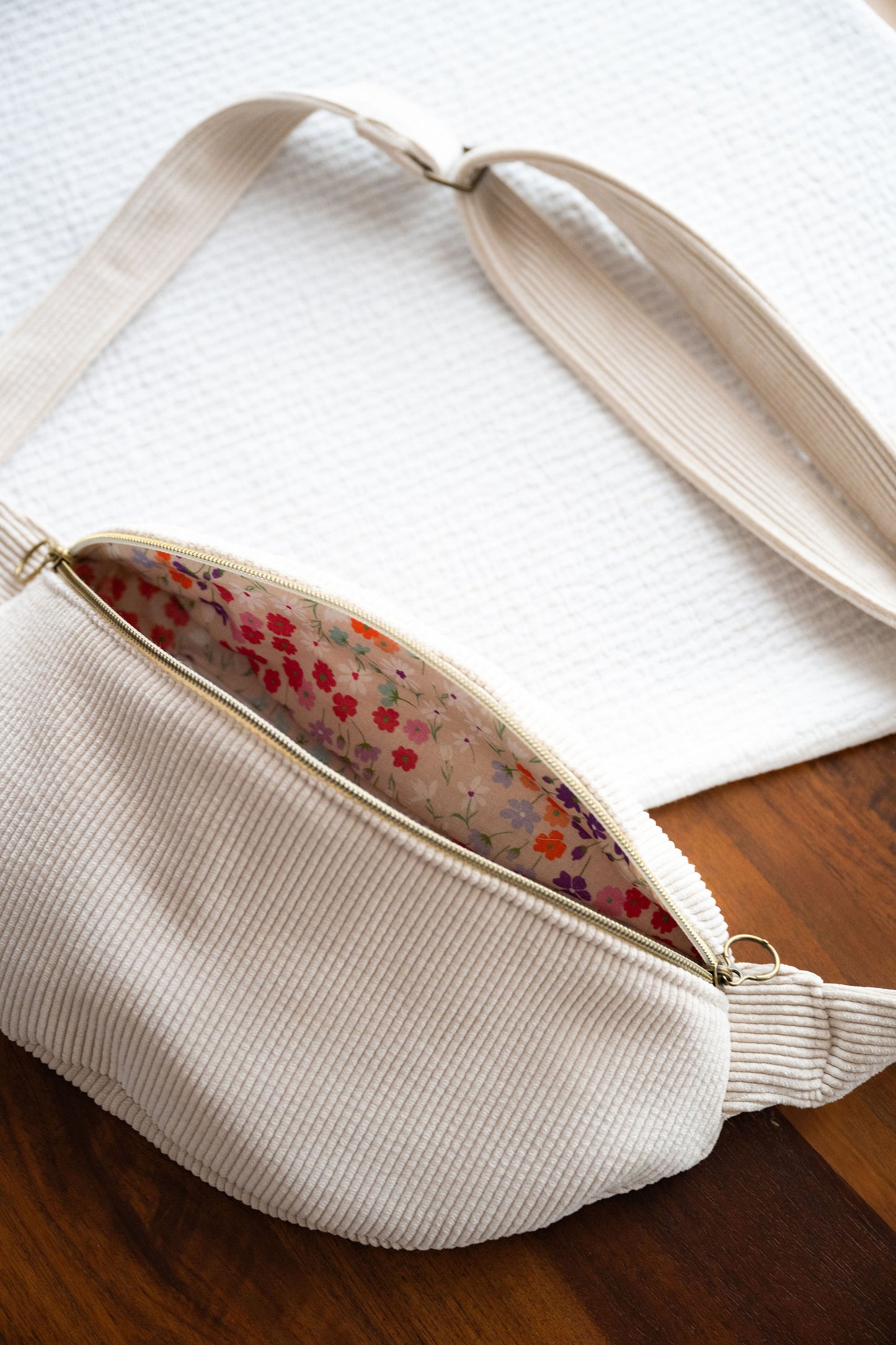 Sac banane enfant velours côtelé crème