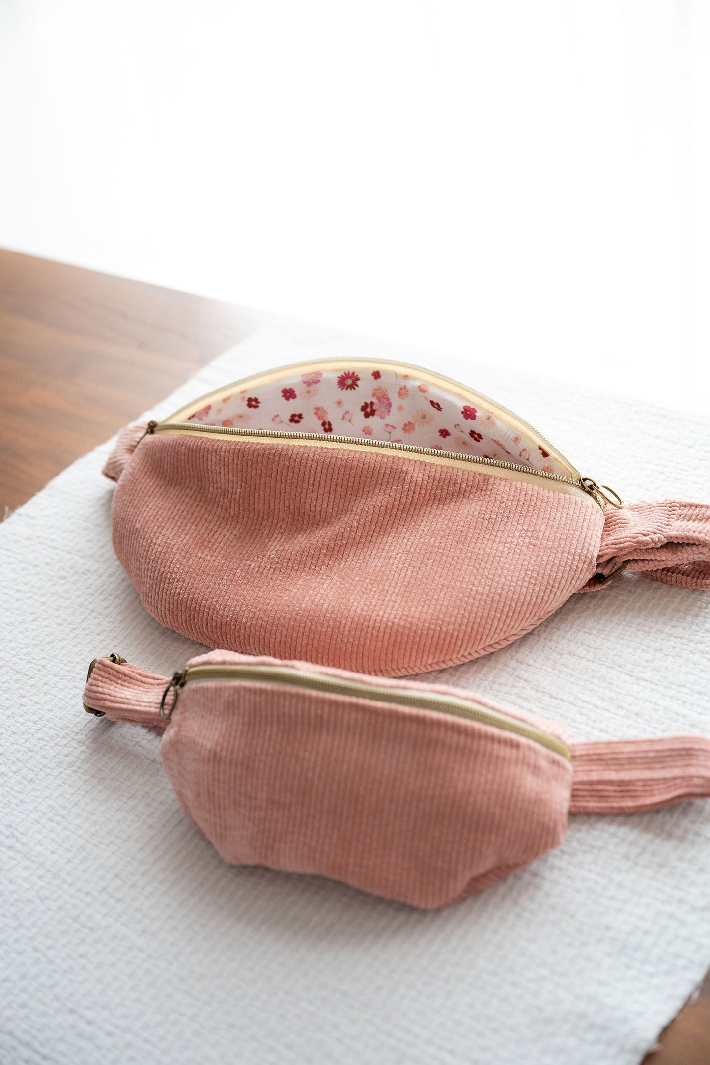 Sac banane enfant velours côtelé rose