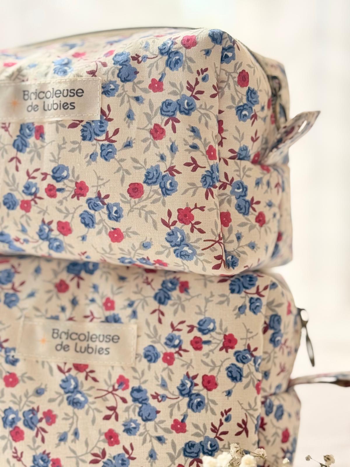 Trousse coton bleu fleuri – Bleu et touches de rouge grenat