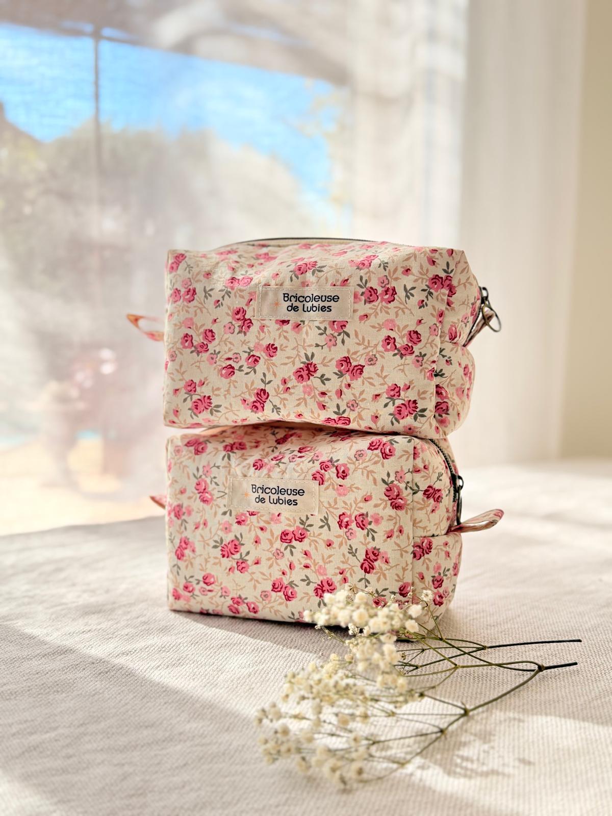 Trousse coton rose fleuri et touches de beige et kaki