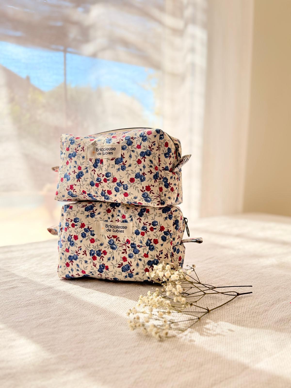 Trousse coton bleu fleuri – Bleu et touches de rouge grenat