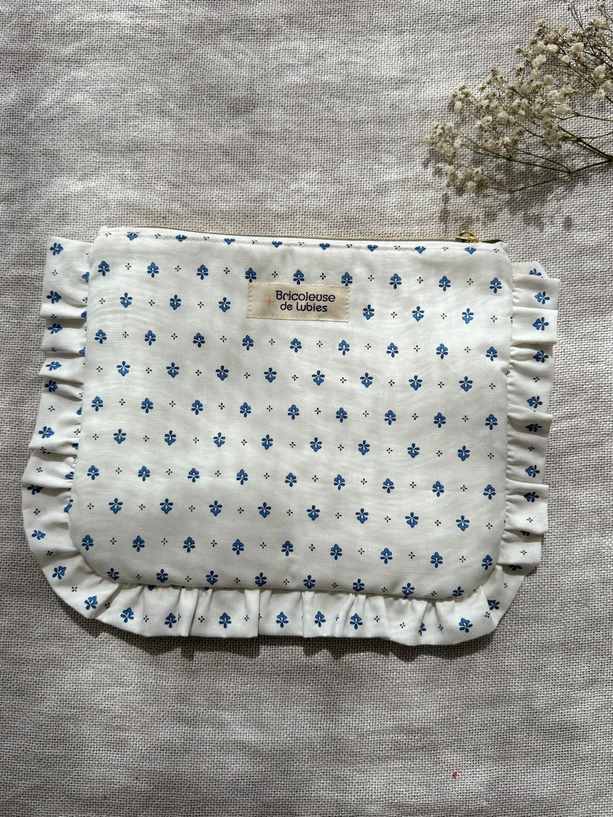 Trousse plate avec volant en coton blanc et bleu