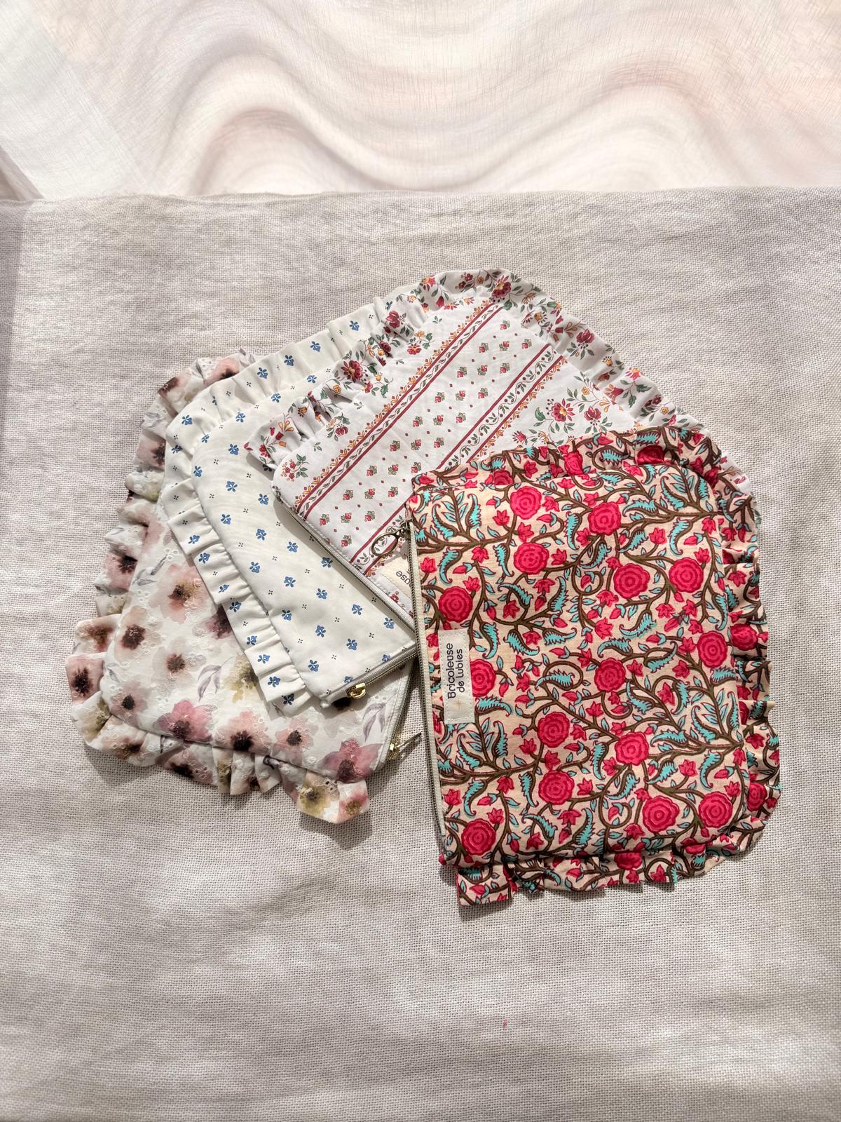 Trousse plate avec volant en coton rouge, jaune/orangé