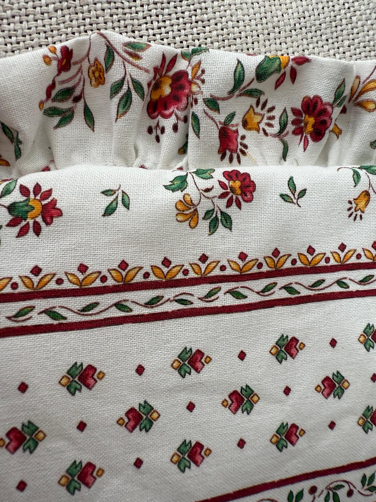 Trousse plate avec volant en coton rouge, jaune/orangé