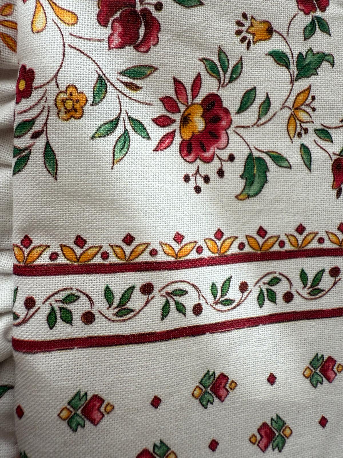 Trousse plate avec volant en coton rouge, jaune/orangé