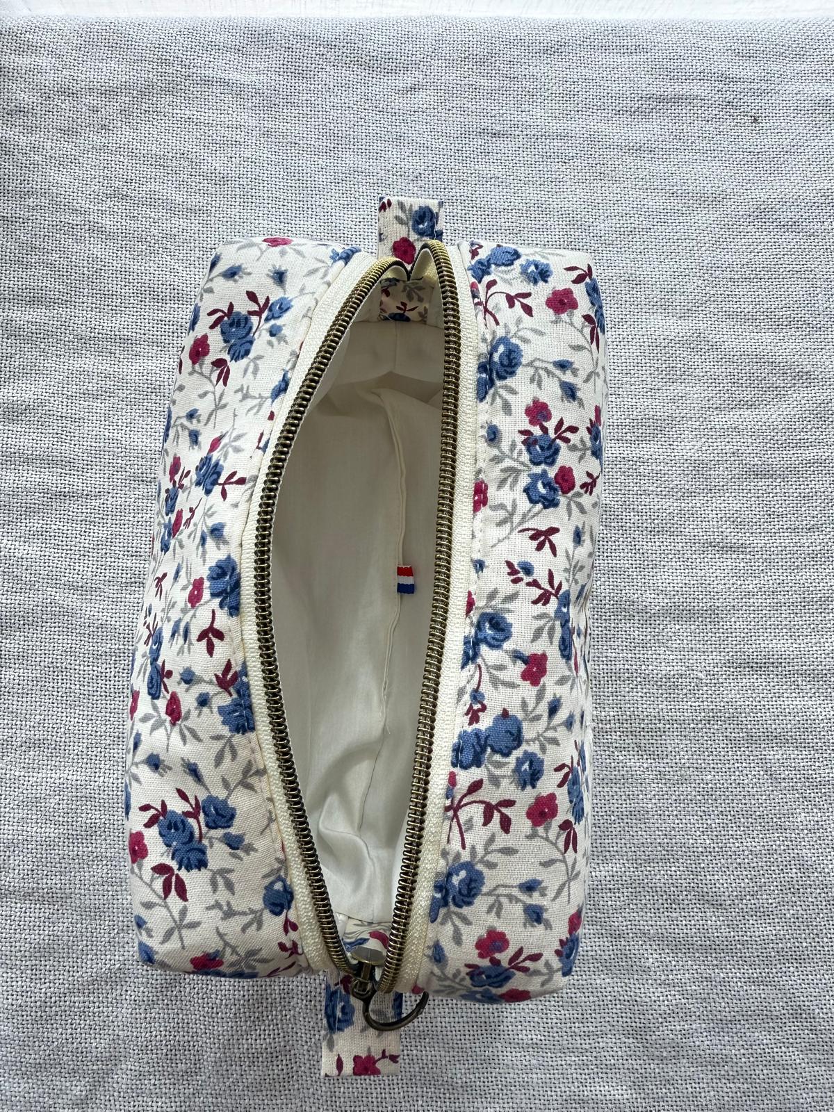 Trousse coton bleu fleuri – Bleu et touches de rouge grenat
