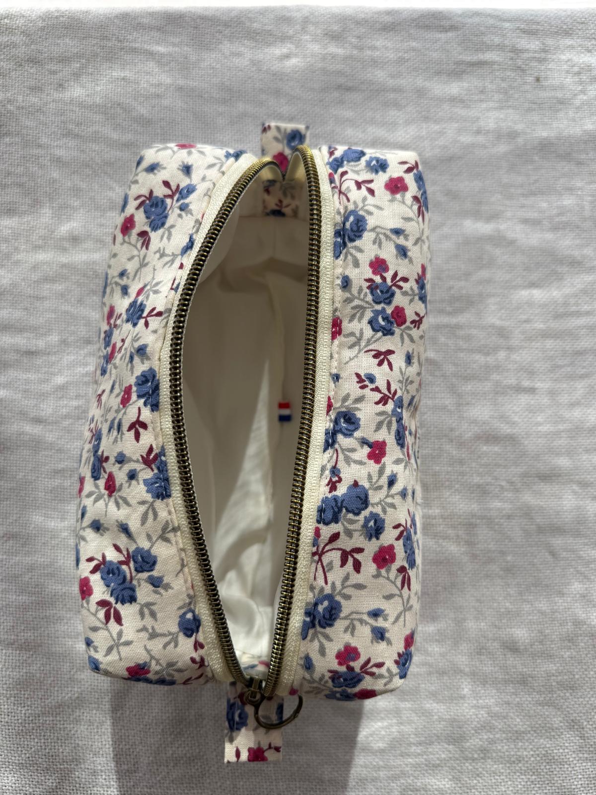 Trousse coton bleu fleuri – Bleu et touches de rouge grenat