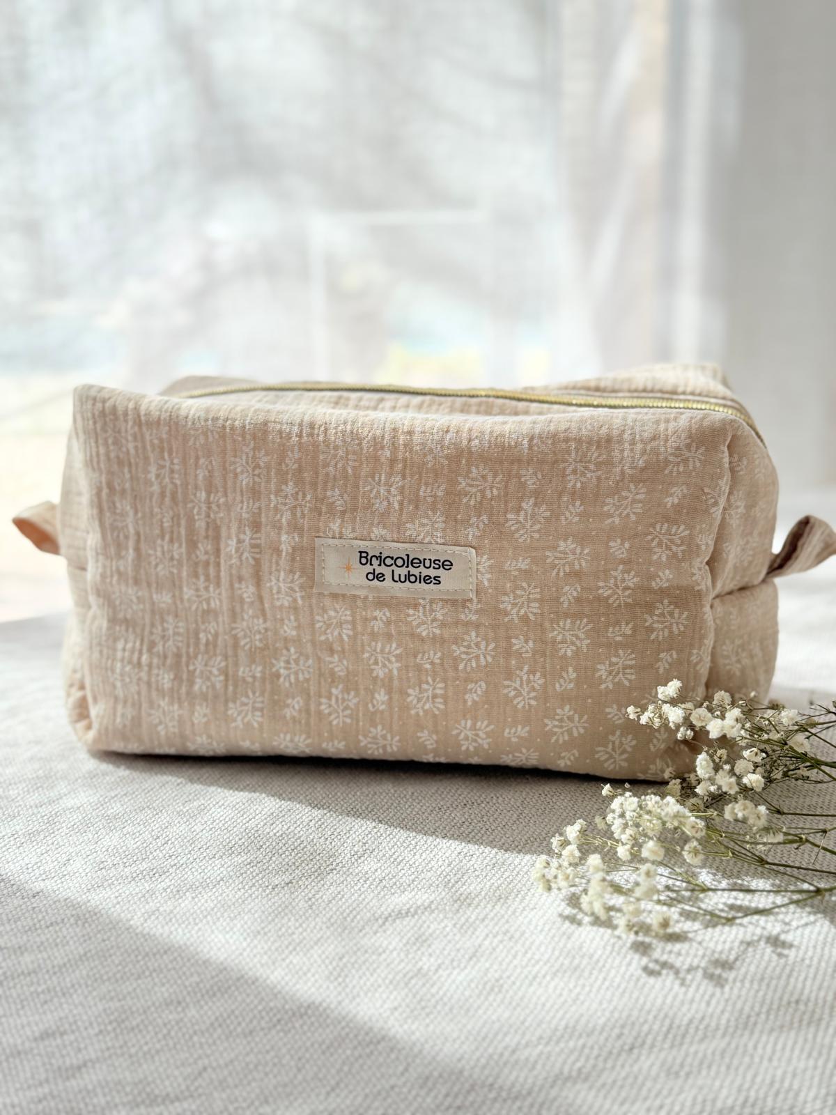 Trousse gaze de coton beige et petites feuilles blanches