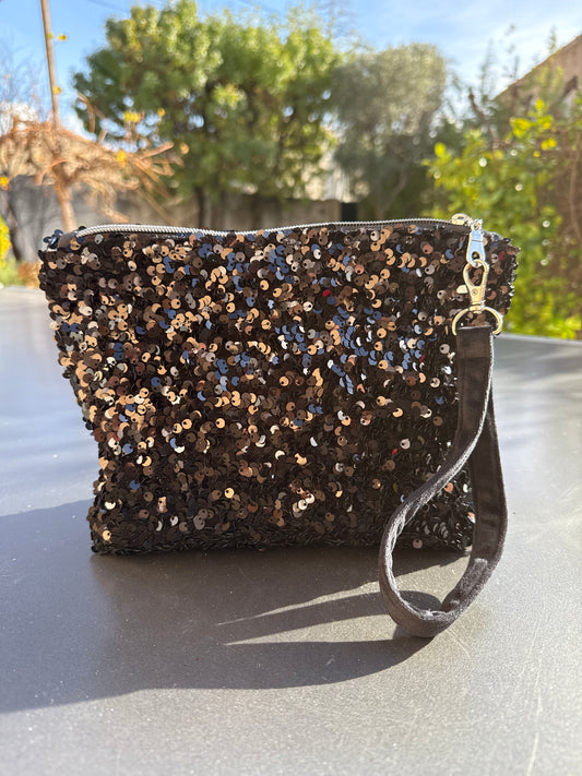 Pochettes sequins noirs avec boucles couleur argent
