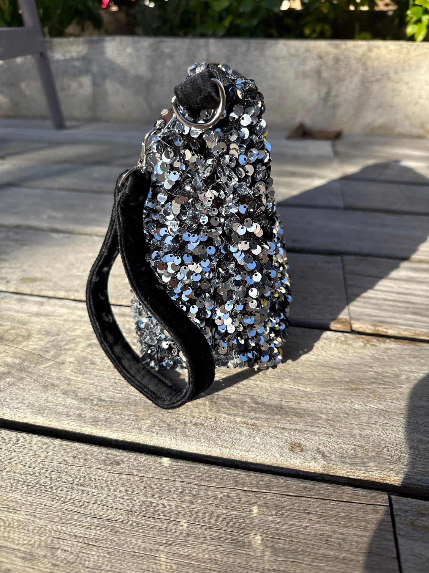 Pochettes sequins argents avec boucles couleur argent