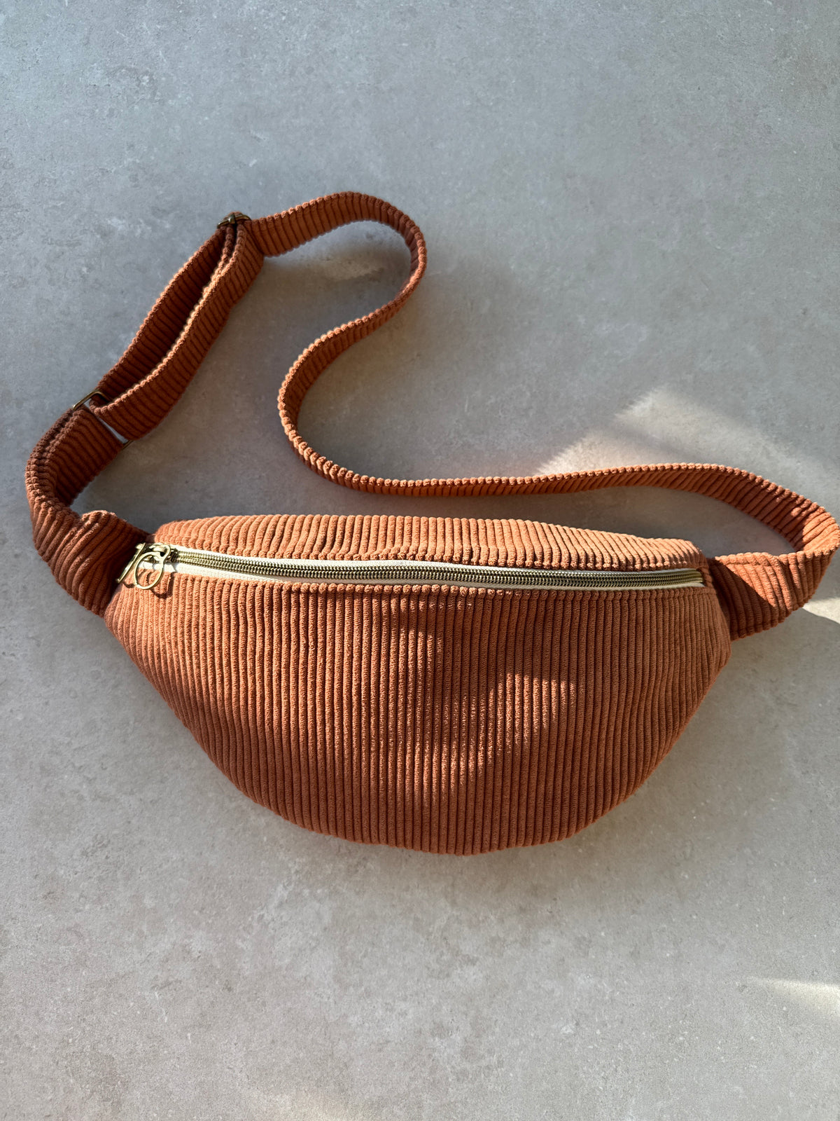 Sac banane velour côtelé marron écureuil