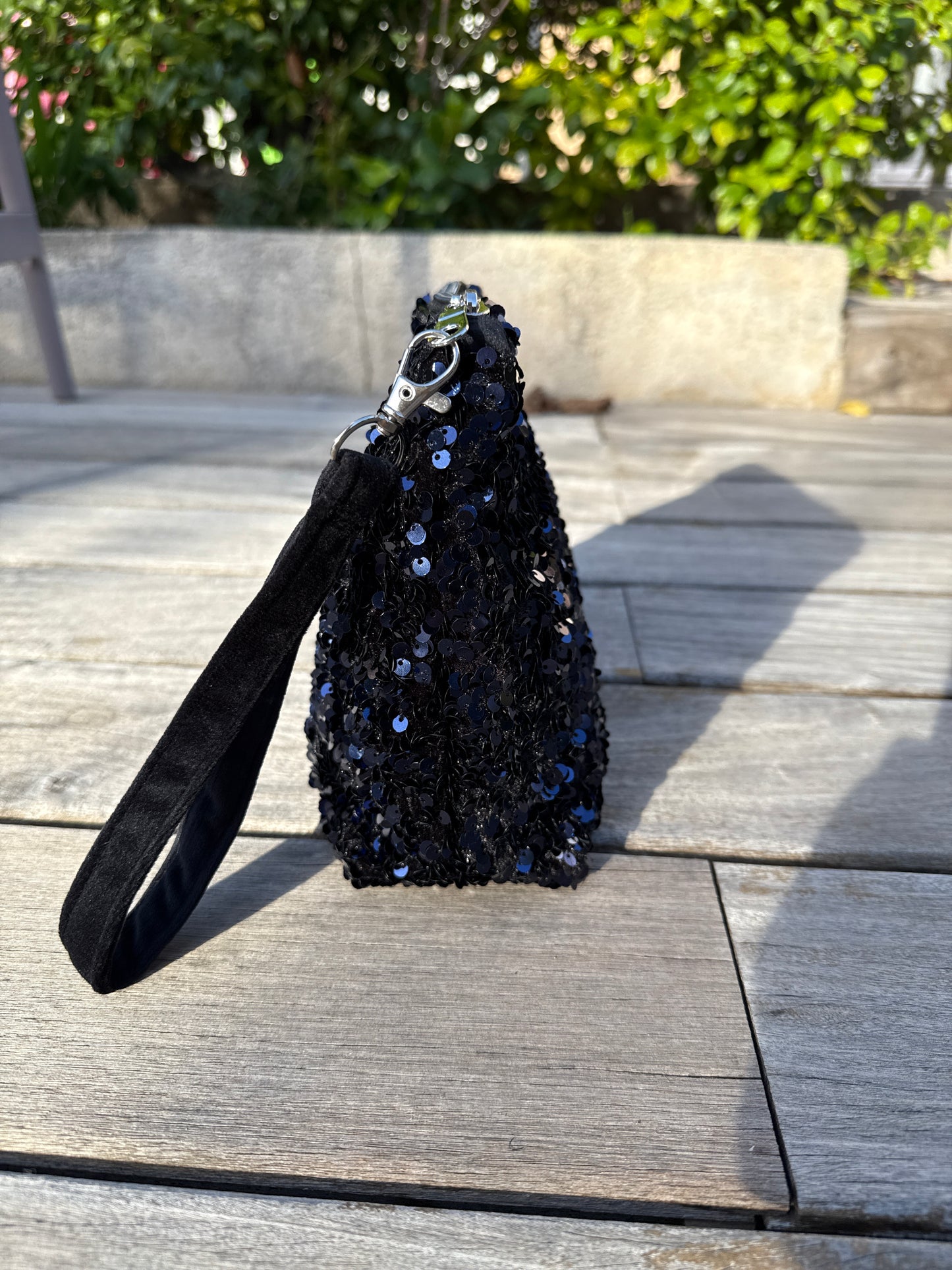 Pochettes sequins bleus avec boucles couleur argent