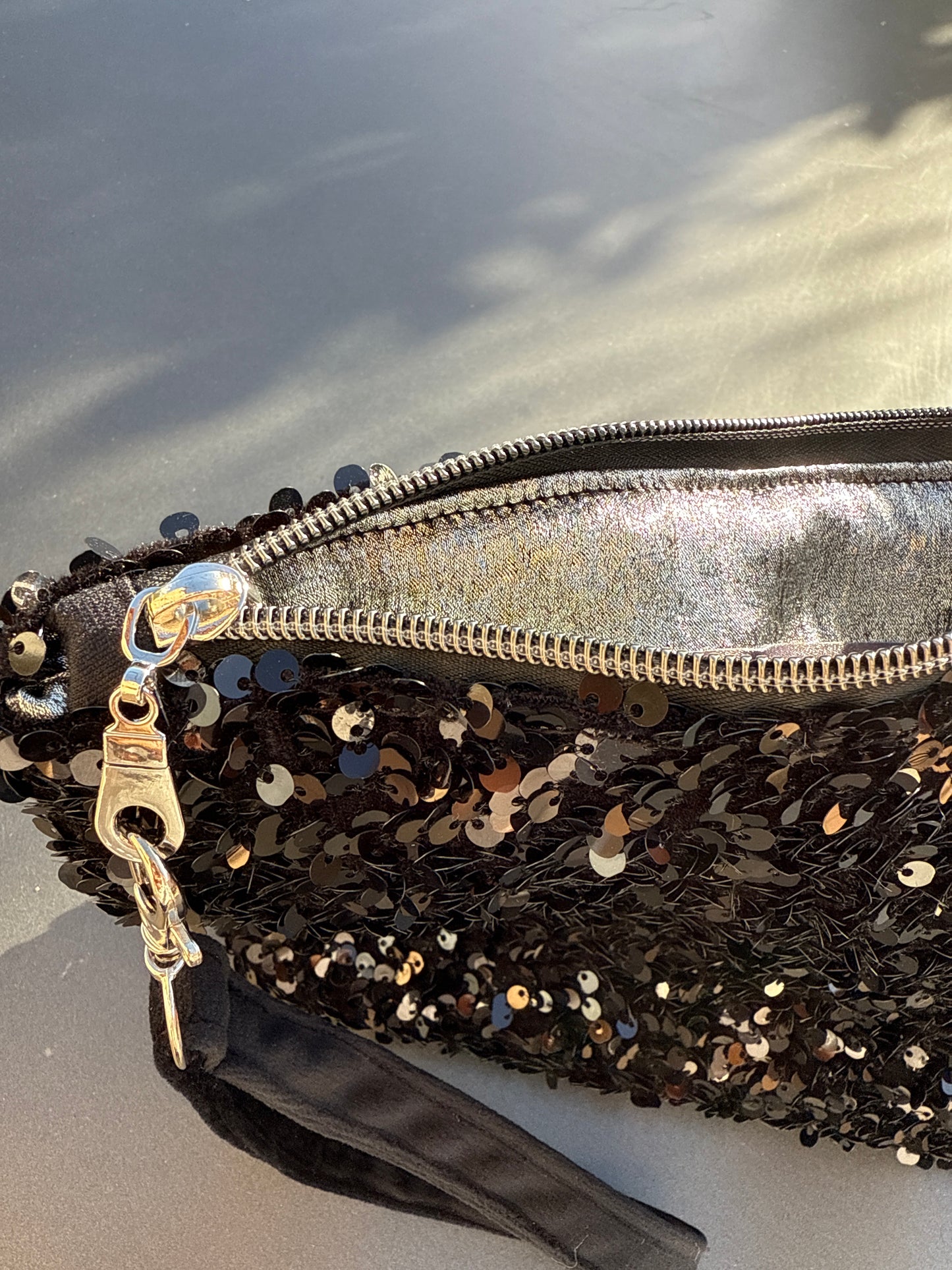 Pochettes sequins noirs avec boucles couleur argent