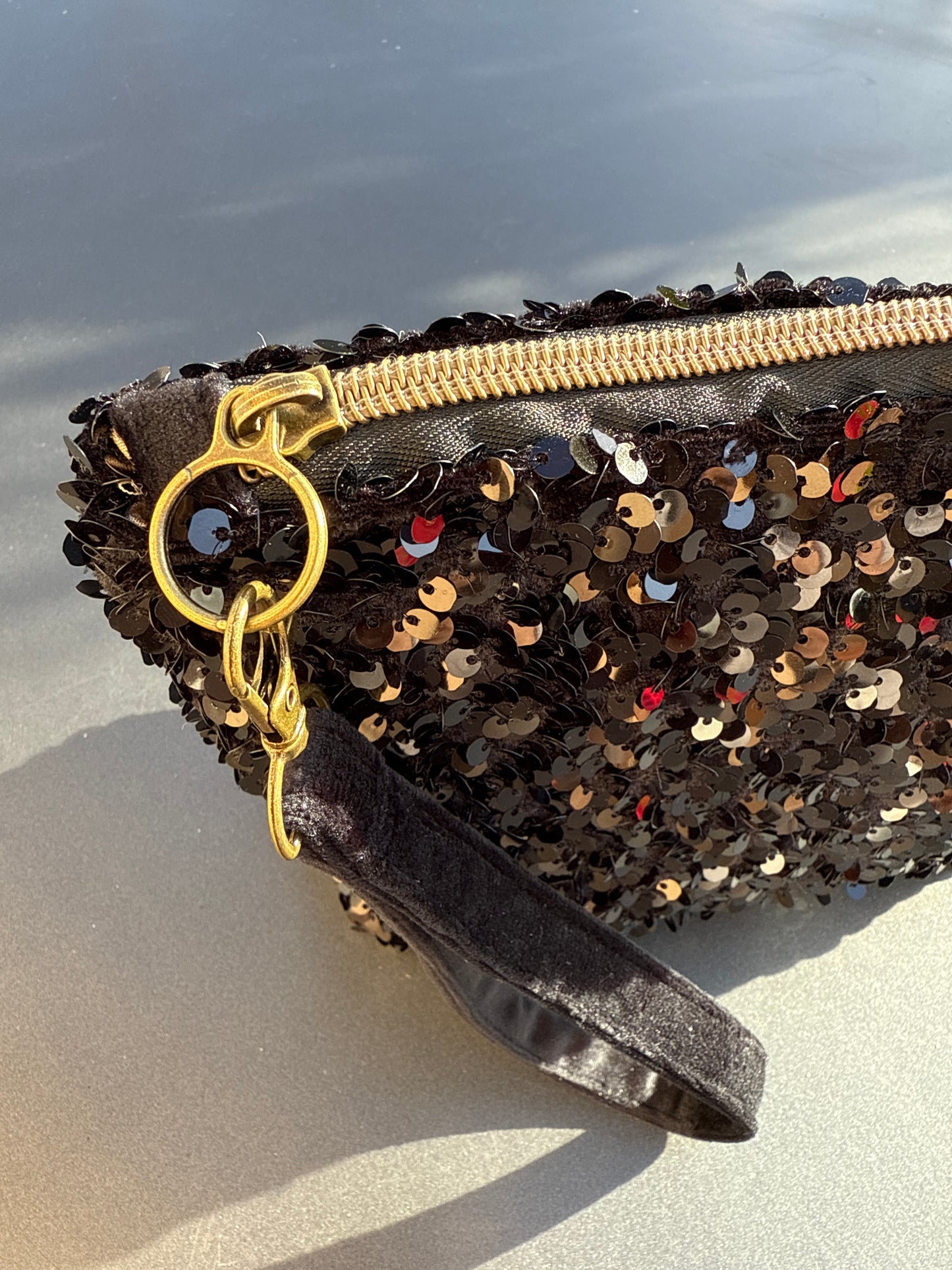 Pochette sequins noirs avec boucle Viel or