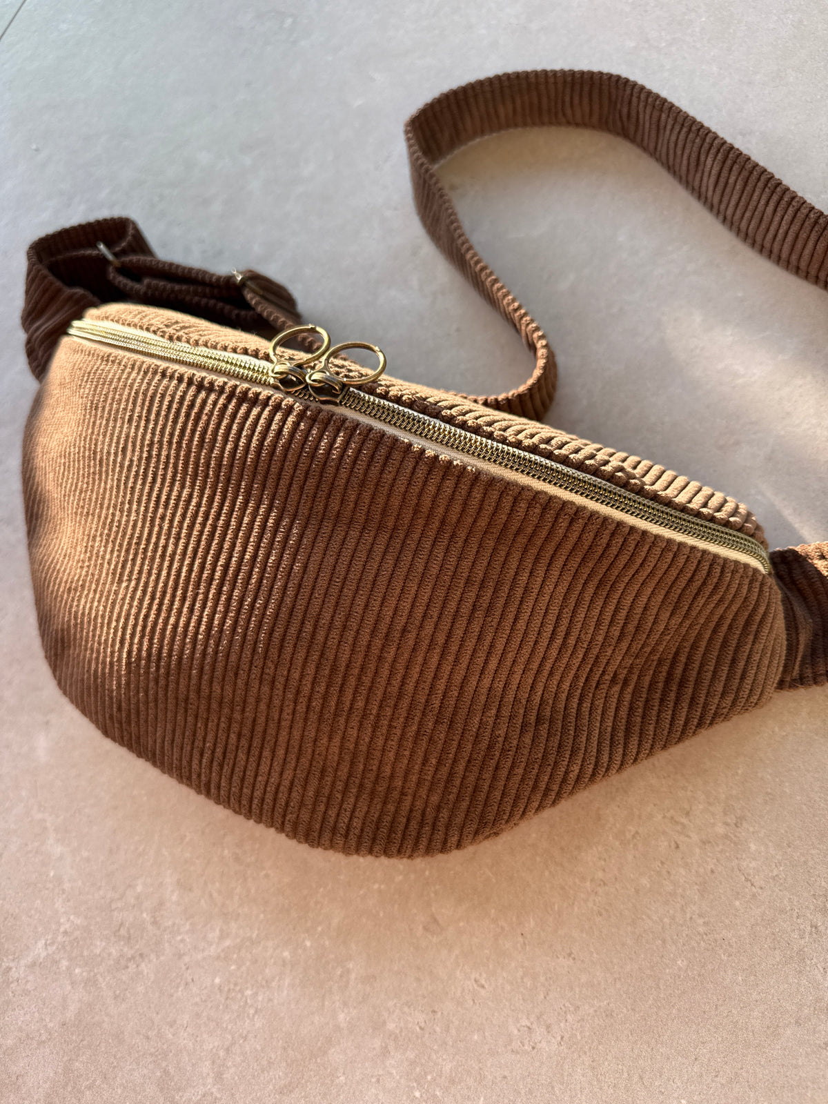 Sac banane velour côtelé marron chocolat
