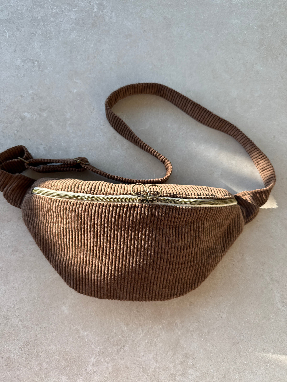 Sac banane velour côtelé marron chocolat