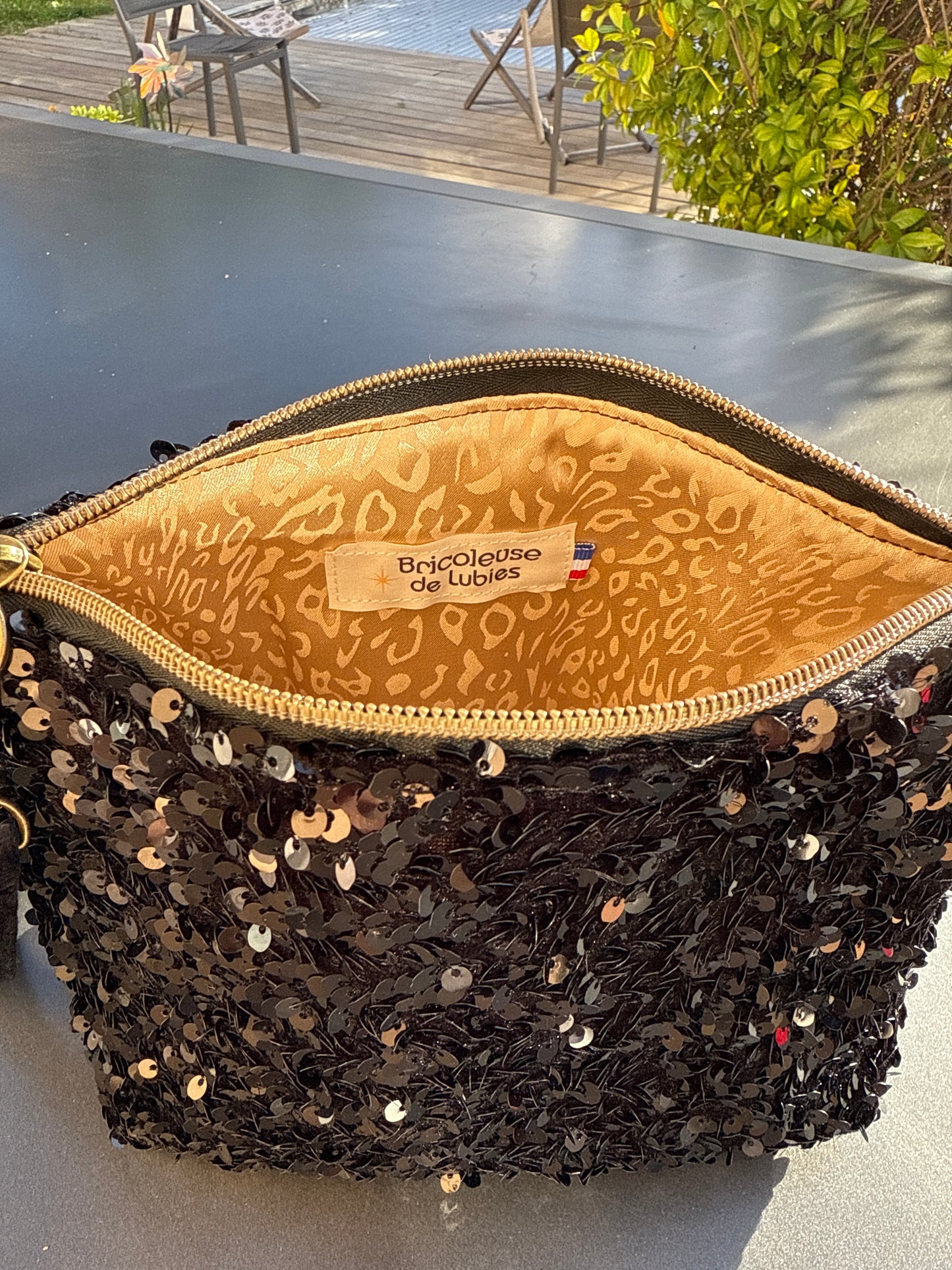 Pochette sequins noirs avec boucle Viel or
