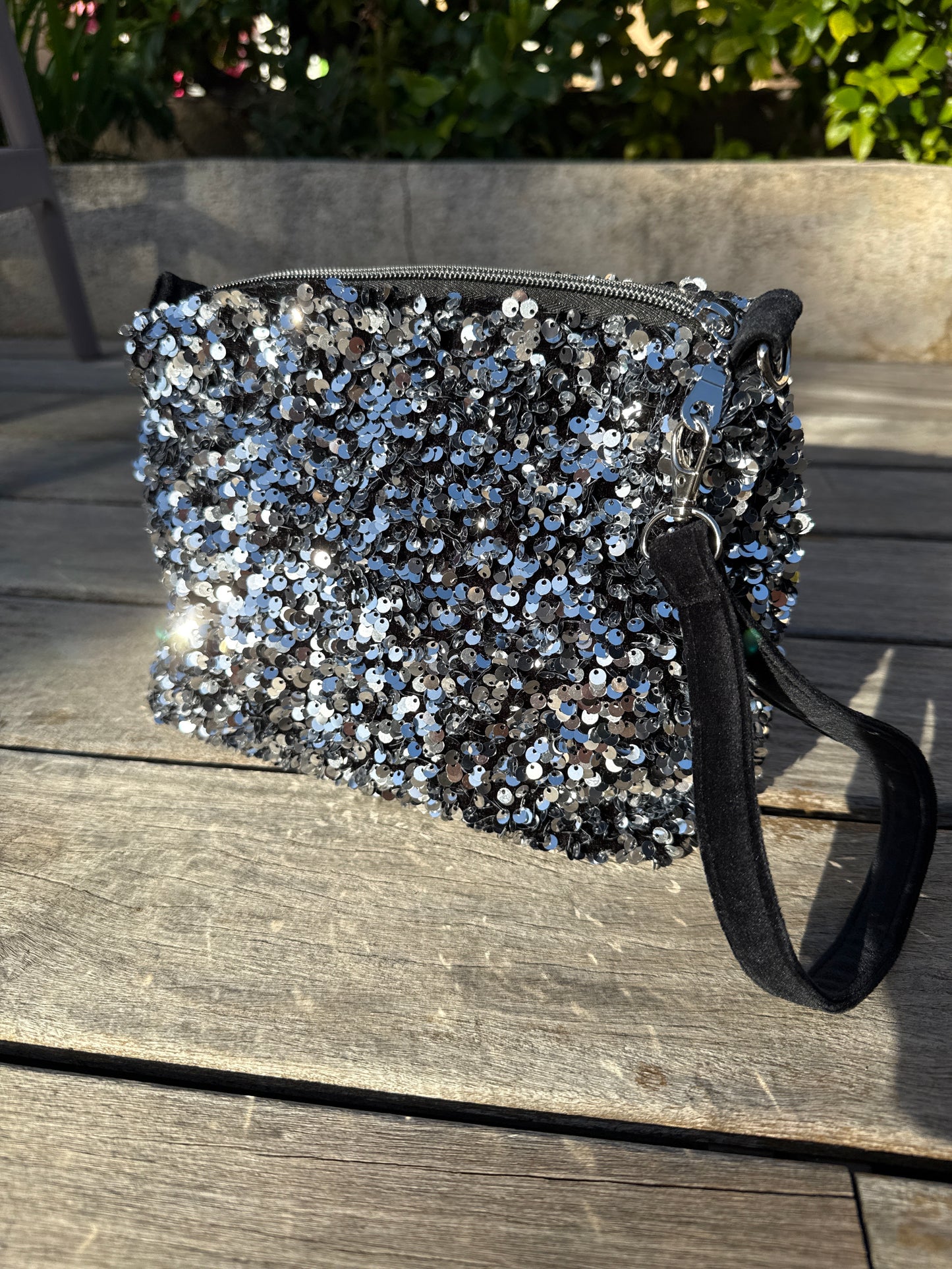 Pochettes sequins argents avec boucles couleur argent