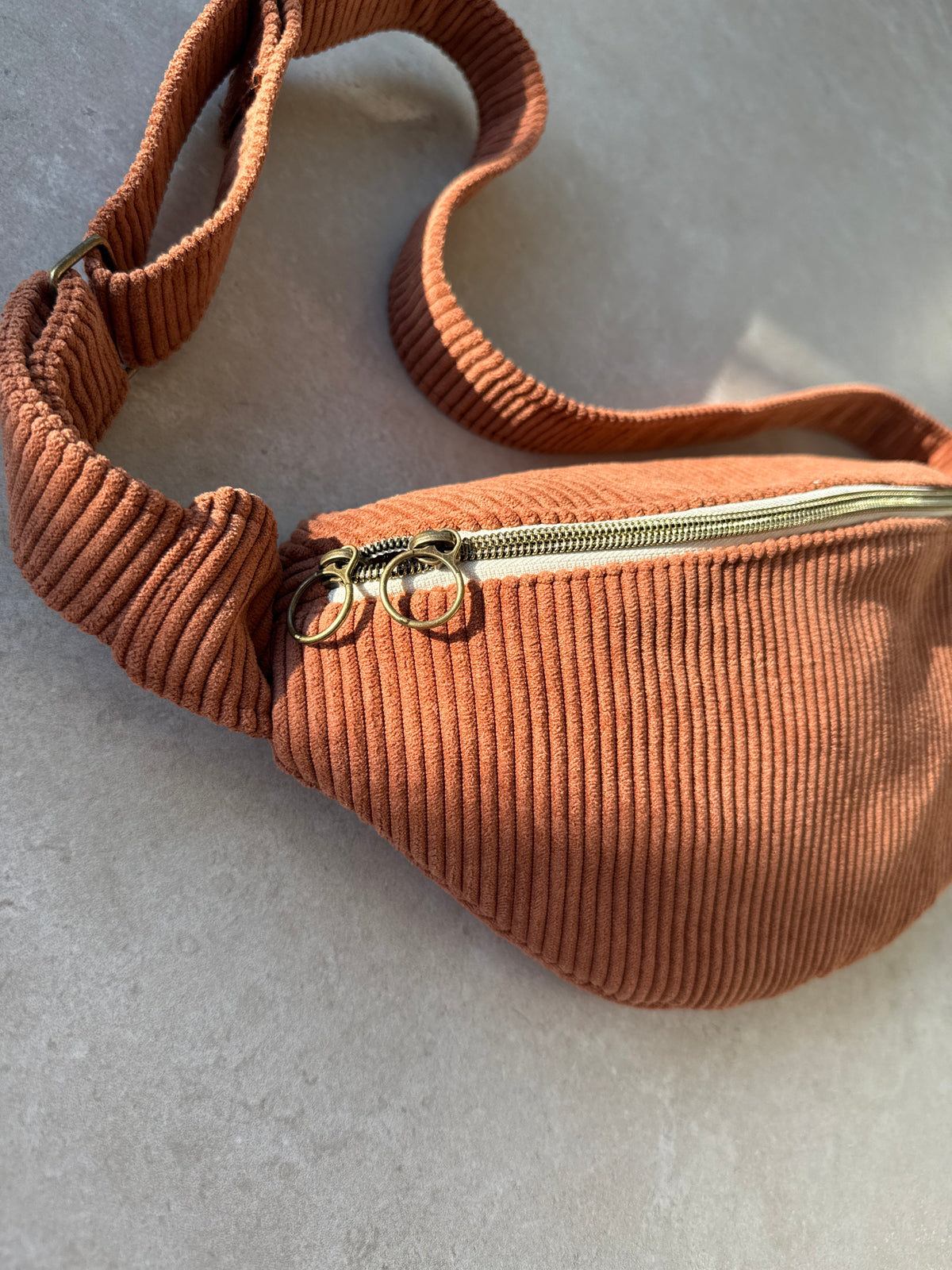Sac banane velour côtelé marron écureuil