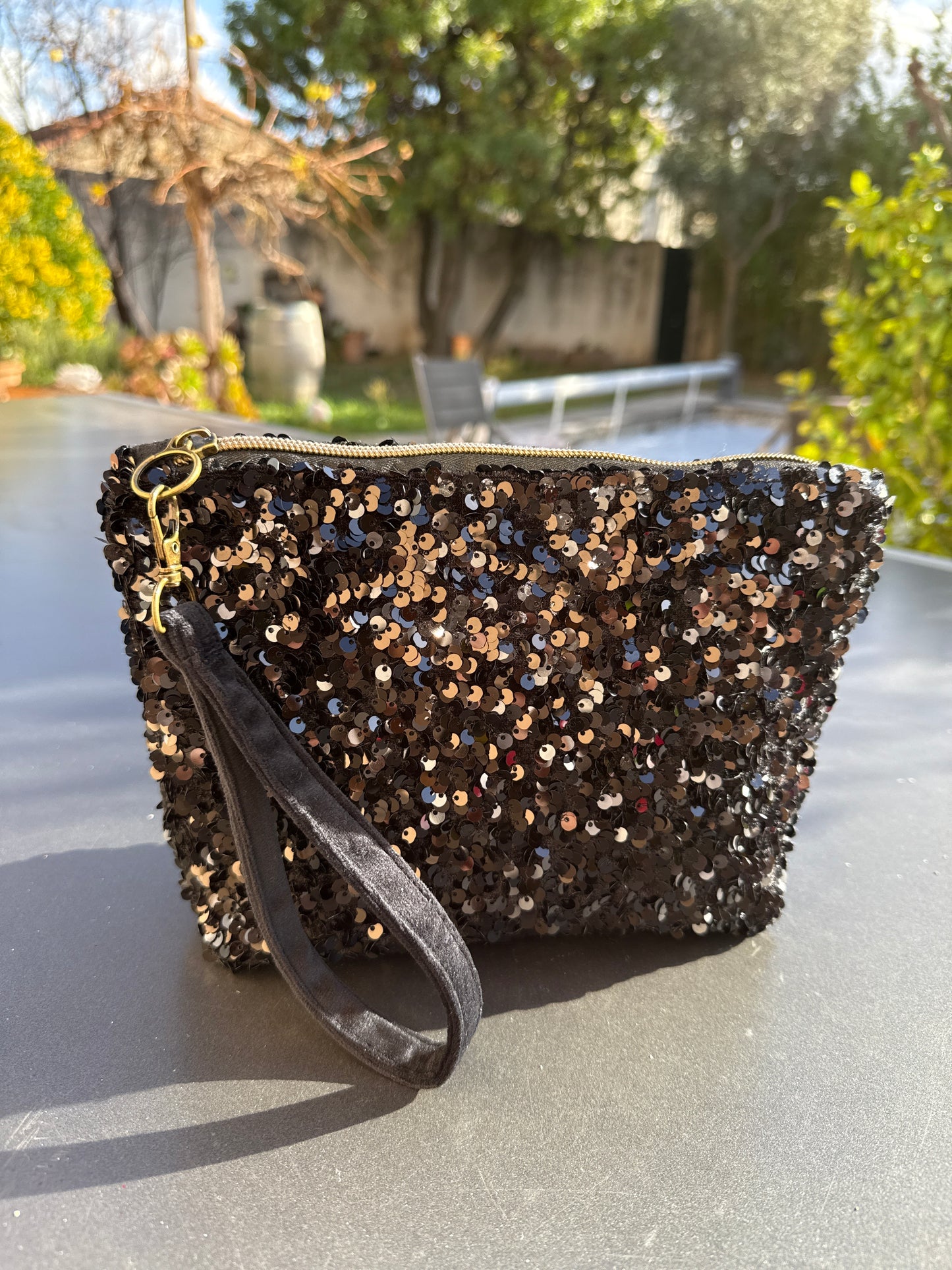 Pochette sequins noirs avec boucle Viel or