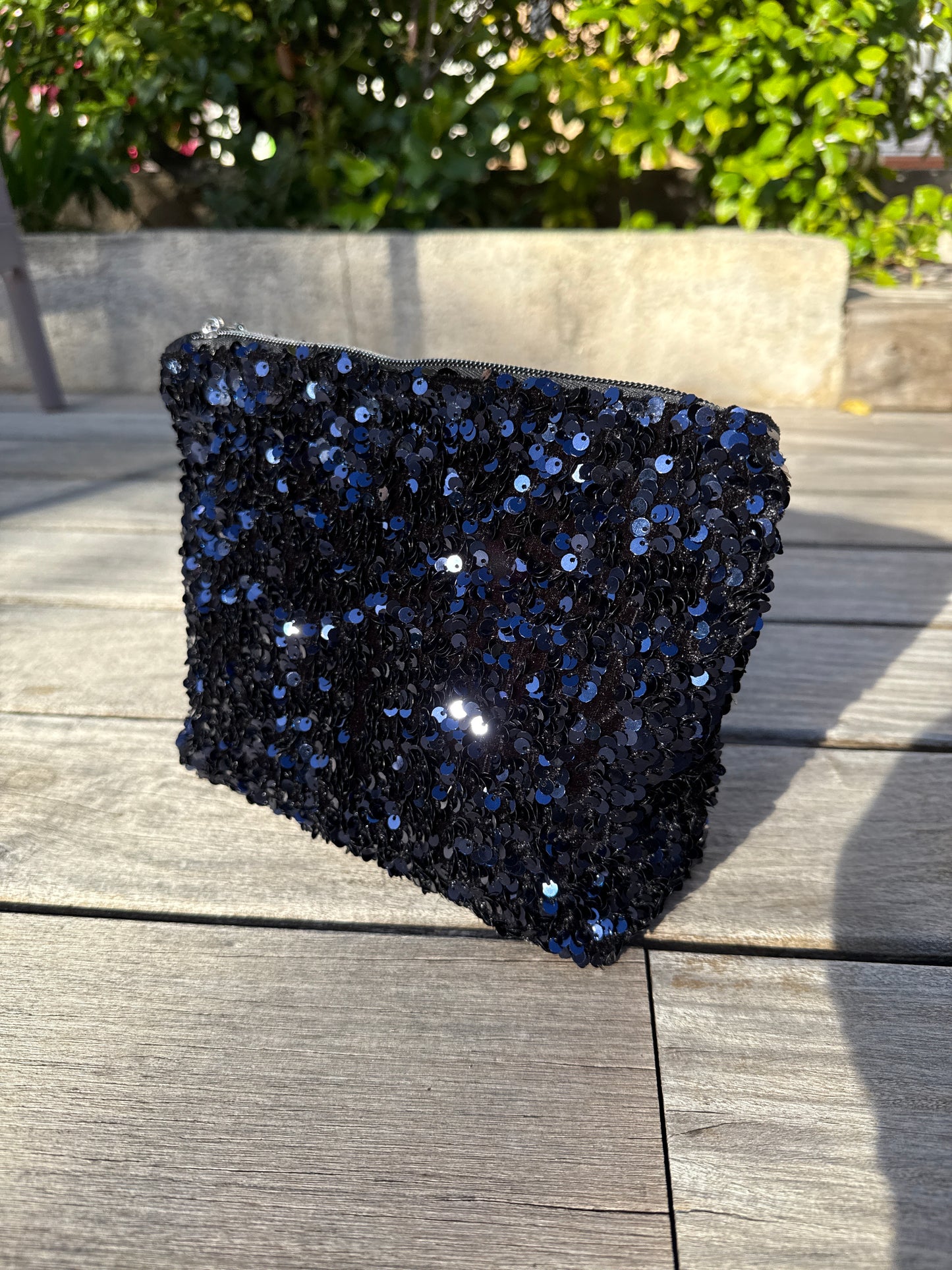 Pochettes sequins bleus avec boucles couleur argent
